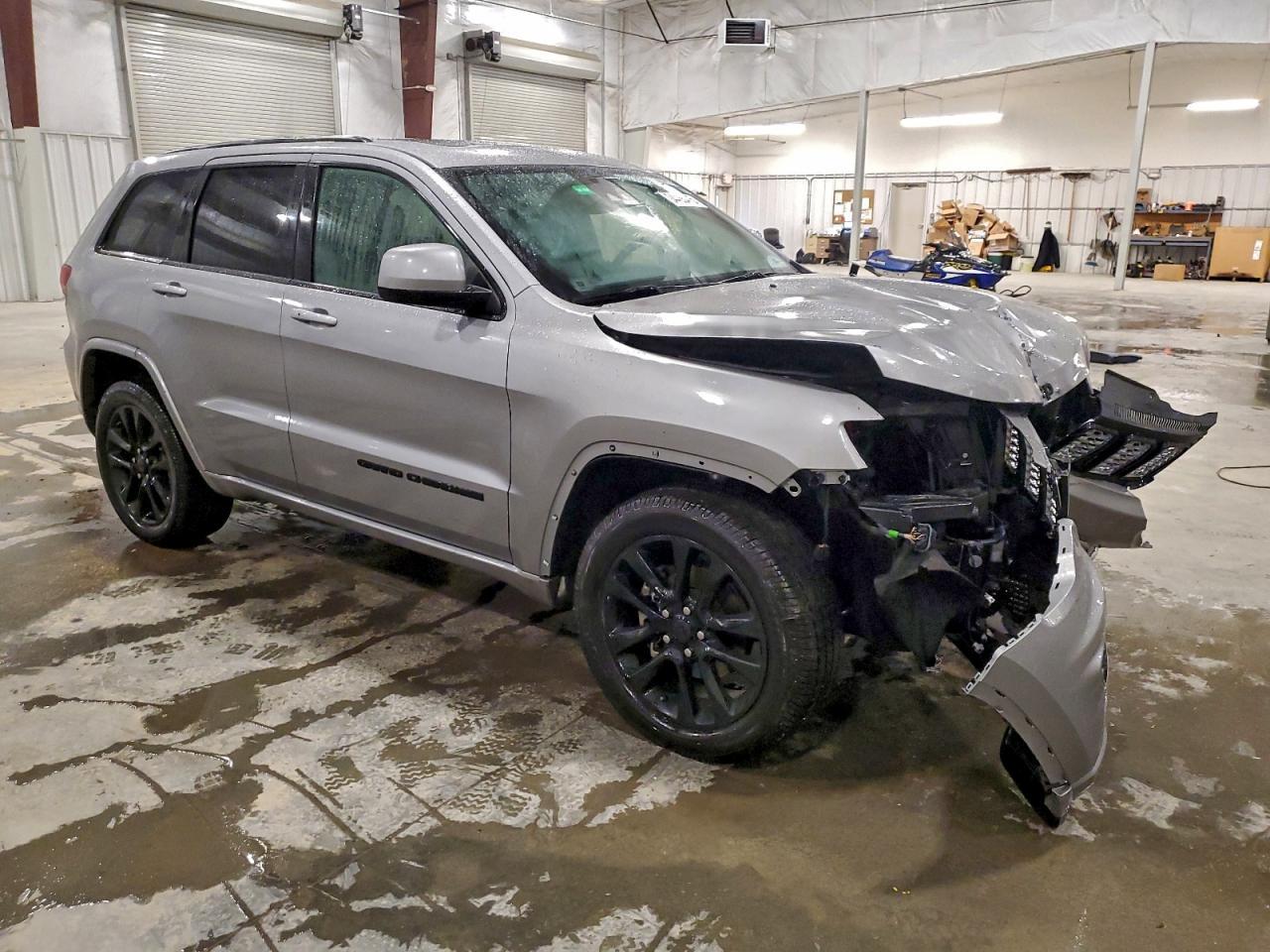 2020 Jeep Grand Cherokee, Laredo