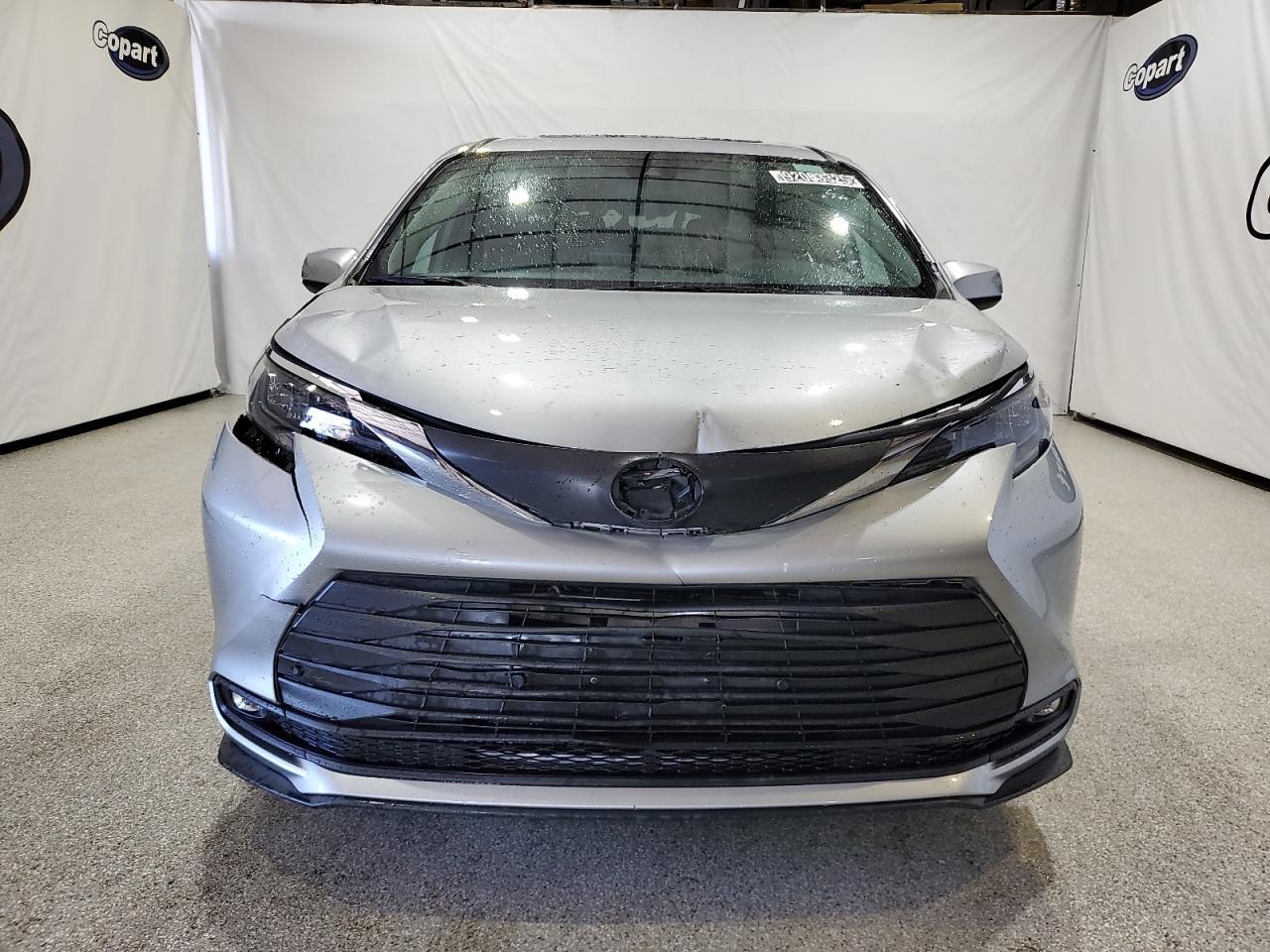 2025 Toyota Sienna, Xle
