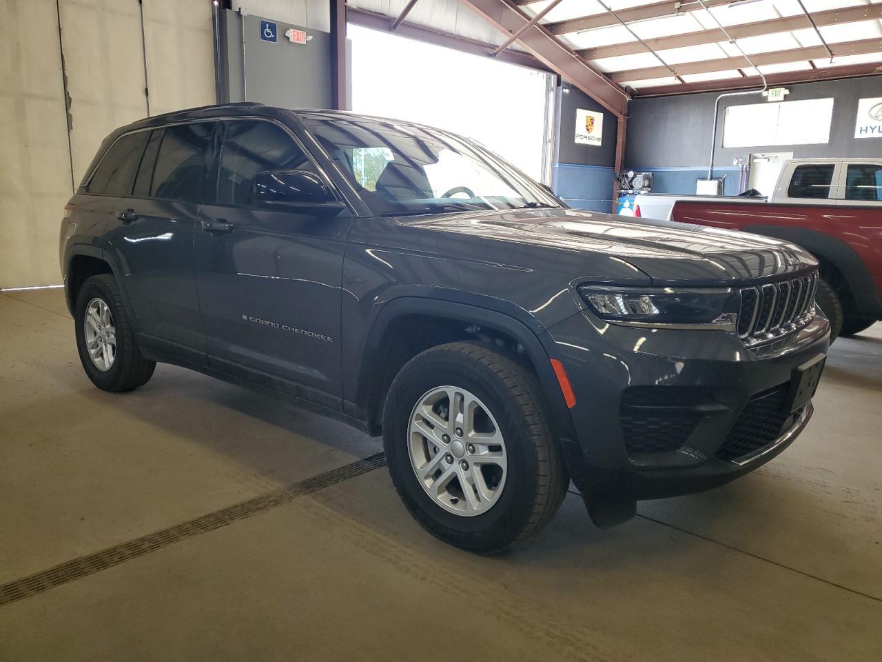 2022 Jeep Grand Cherokee, Laredo