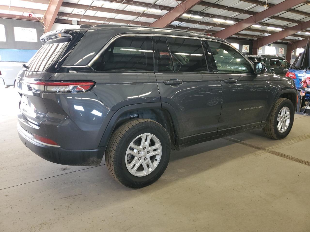2022 Jeep Grand Cherokee, Laredo