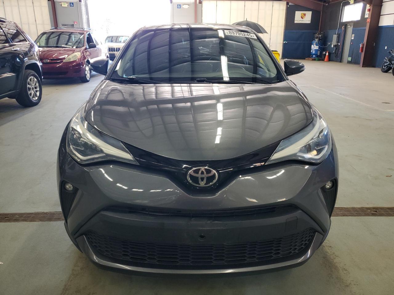 2021 Toyota C-HR, Xle
