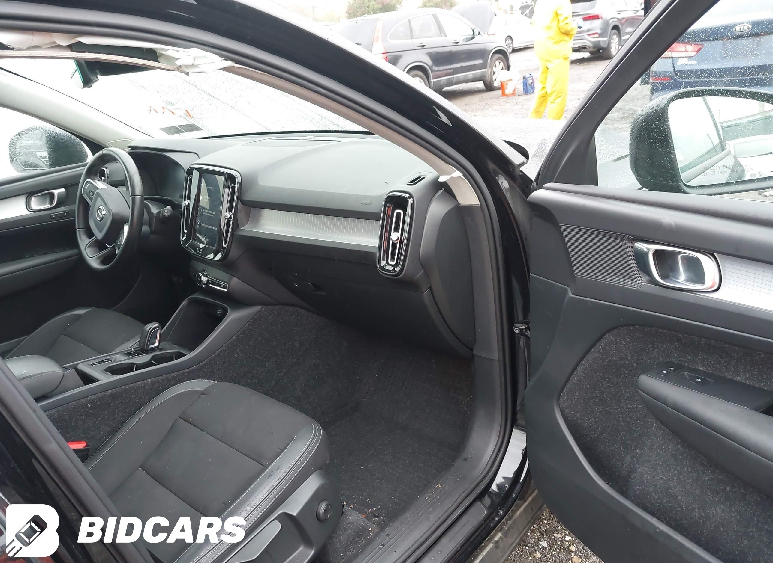 2020 Volvo XC40, T5 Momentum