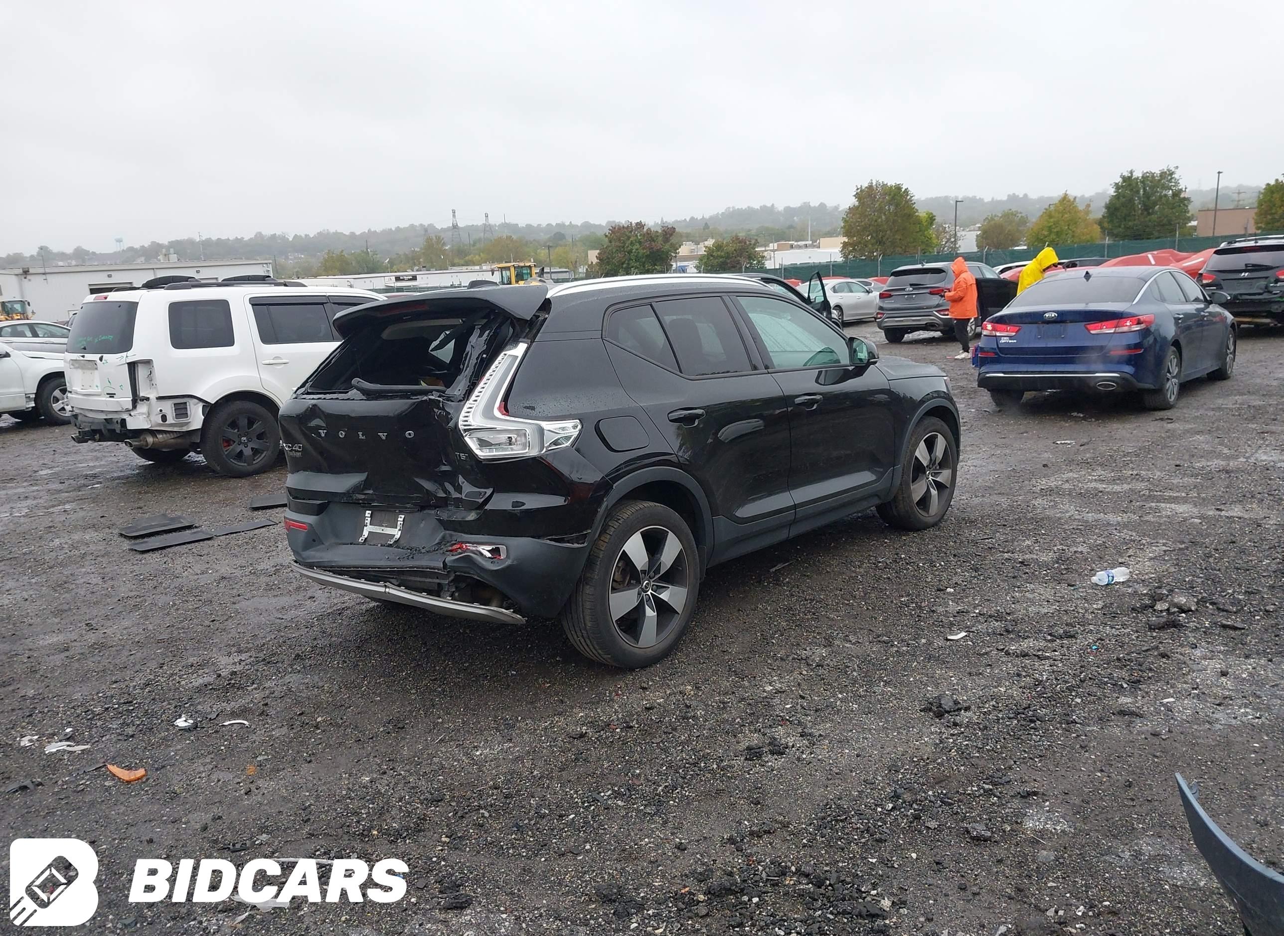 2020 Volvo XC40, T5 Momentum