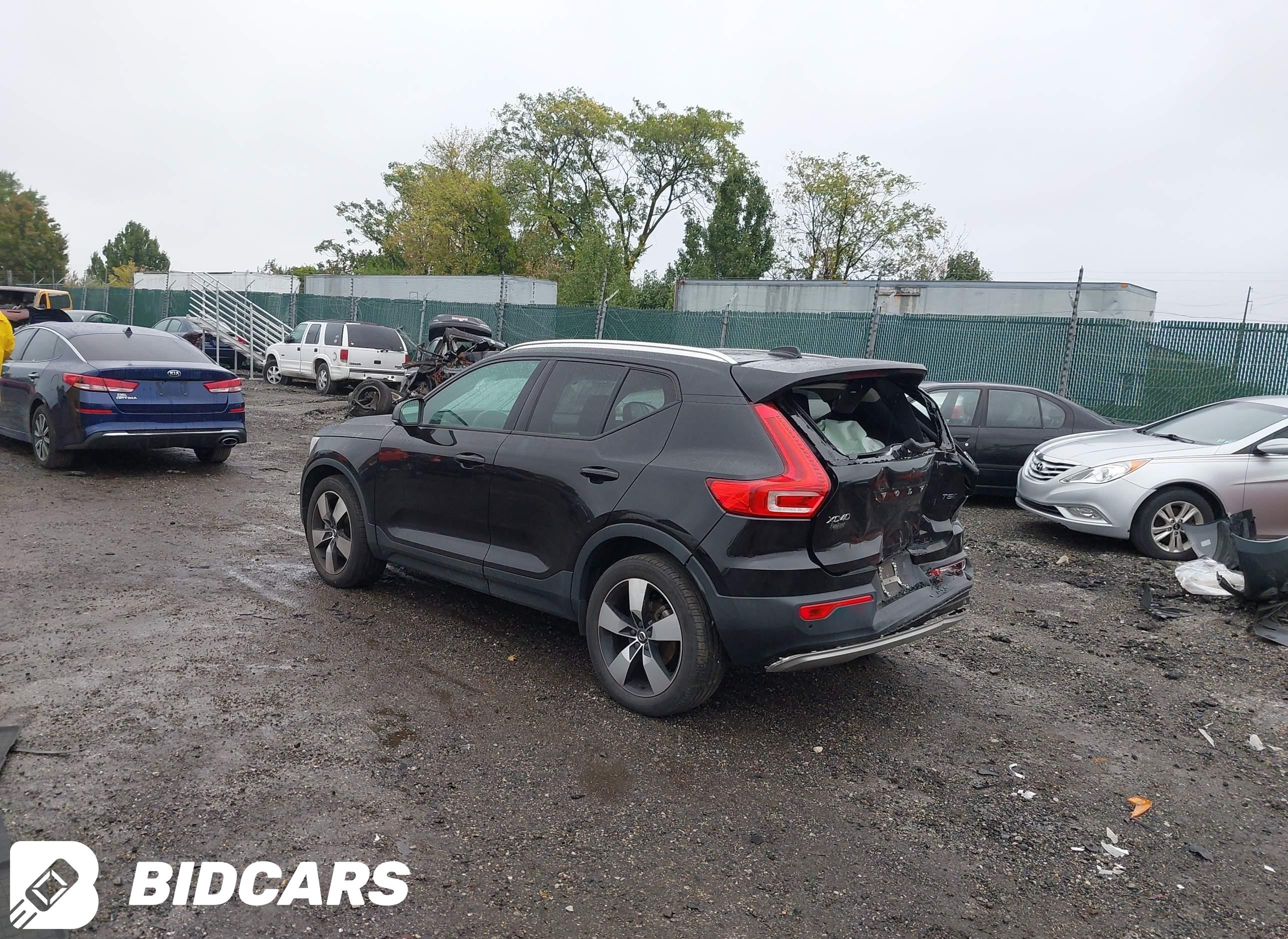 2020 Volvo XC40, T5 Momentum