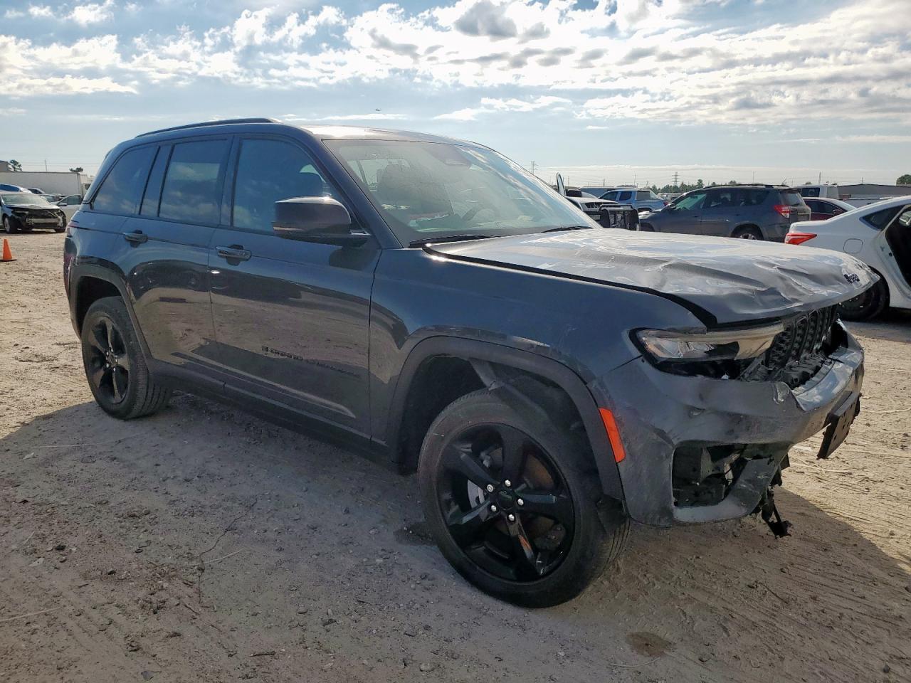 2023 Jeep Grand Cherokee, Laredo