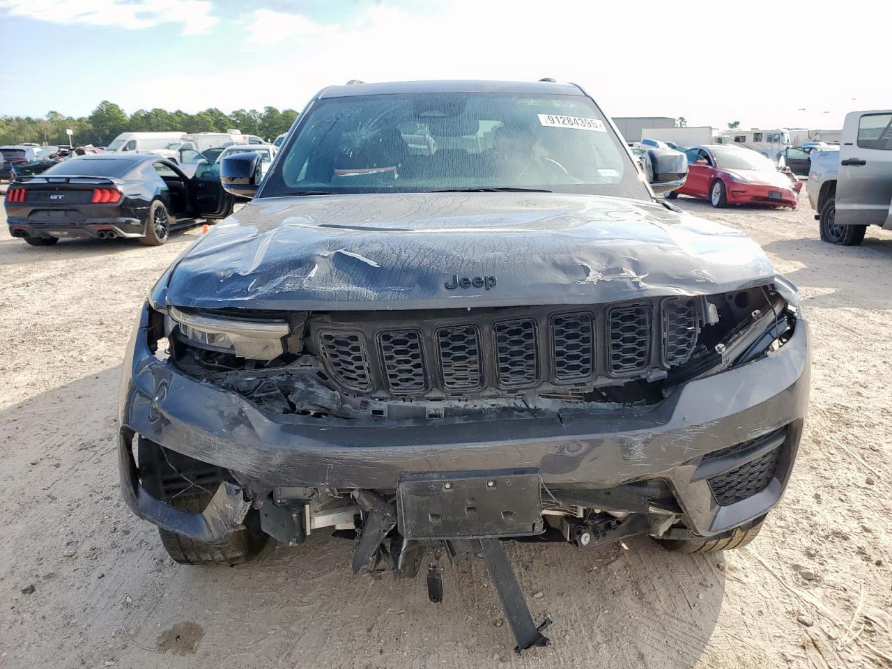 2023 Jeep Grand Cherokee, Laredo