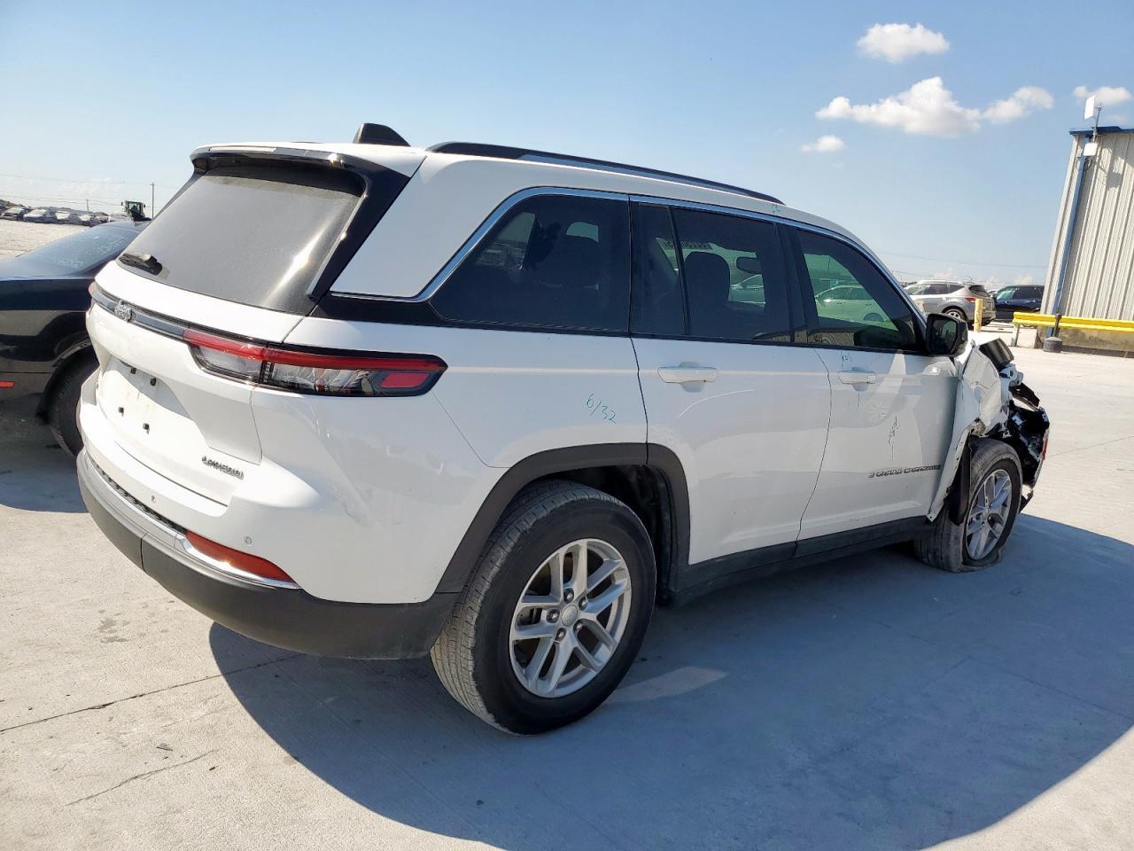 2023 Jeep Grand Cherokee, Laredo