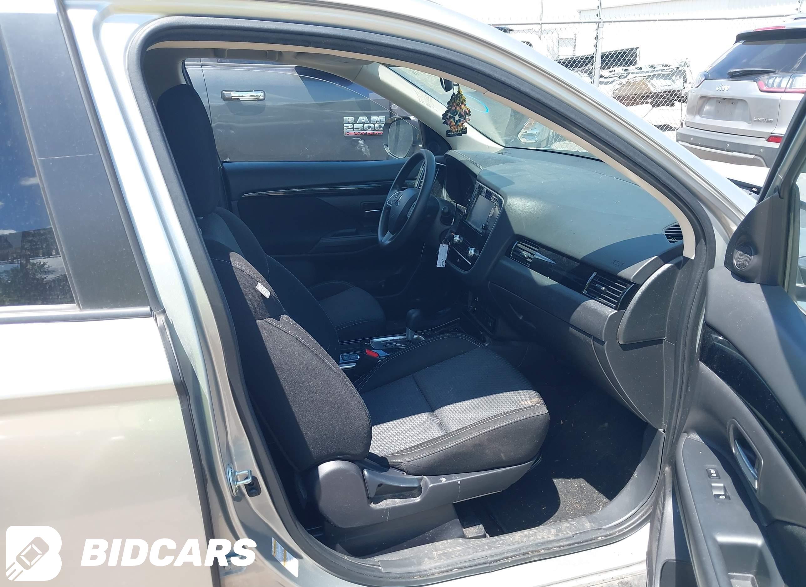 2020 Mitsubishi Outlander, ES...