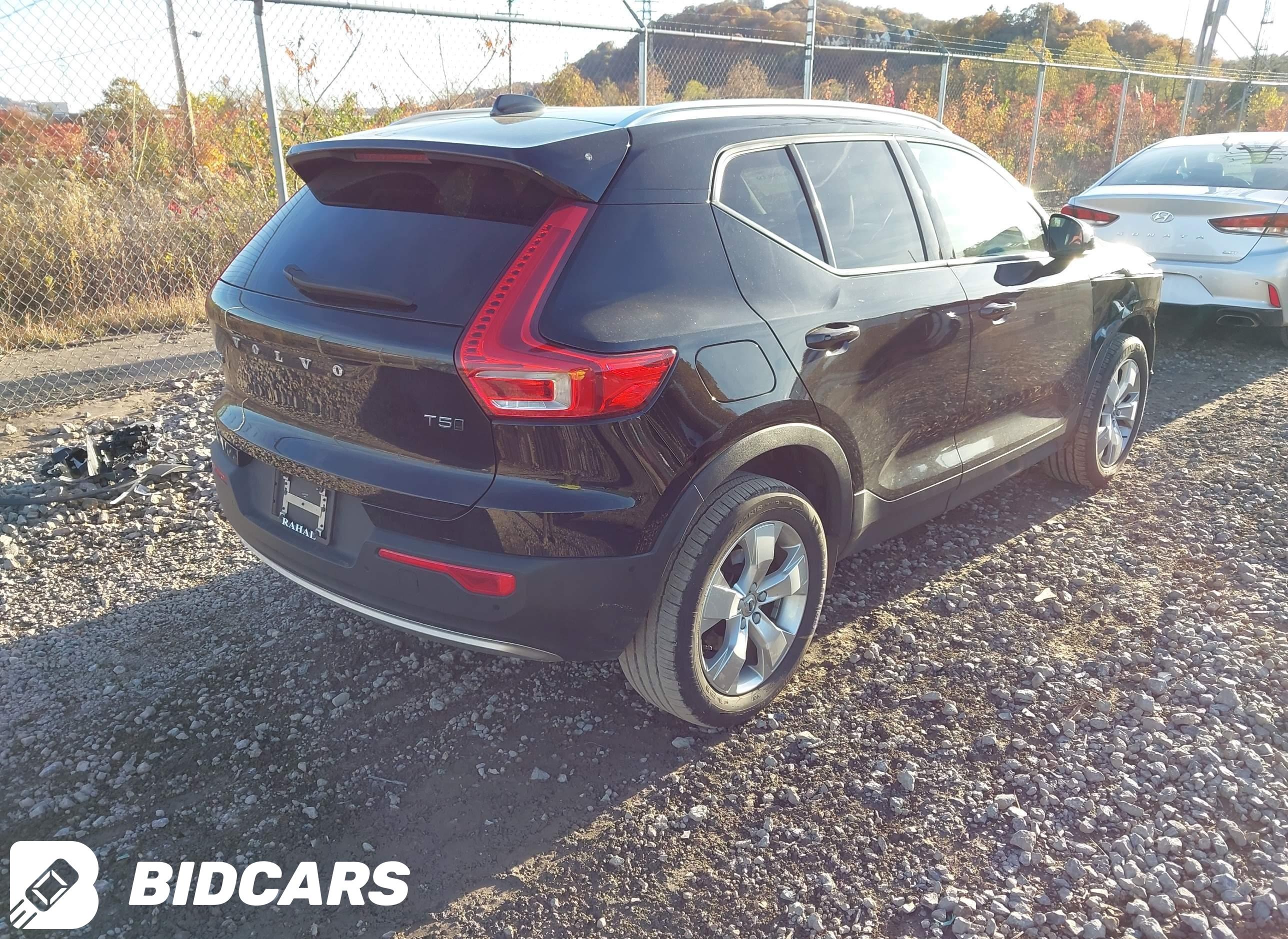 2019 Volvo XC40, T5 Momentum/...