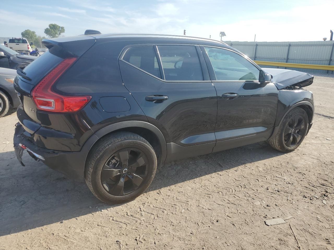 2022 Volvo XC40, T4 Momentum