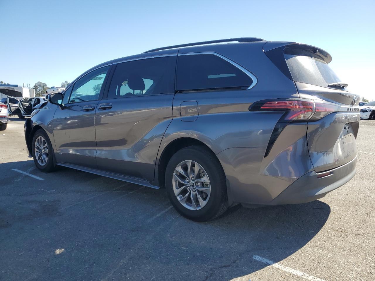 2021 Toyota Sienna, LE