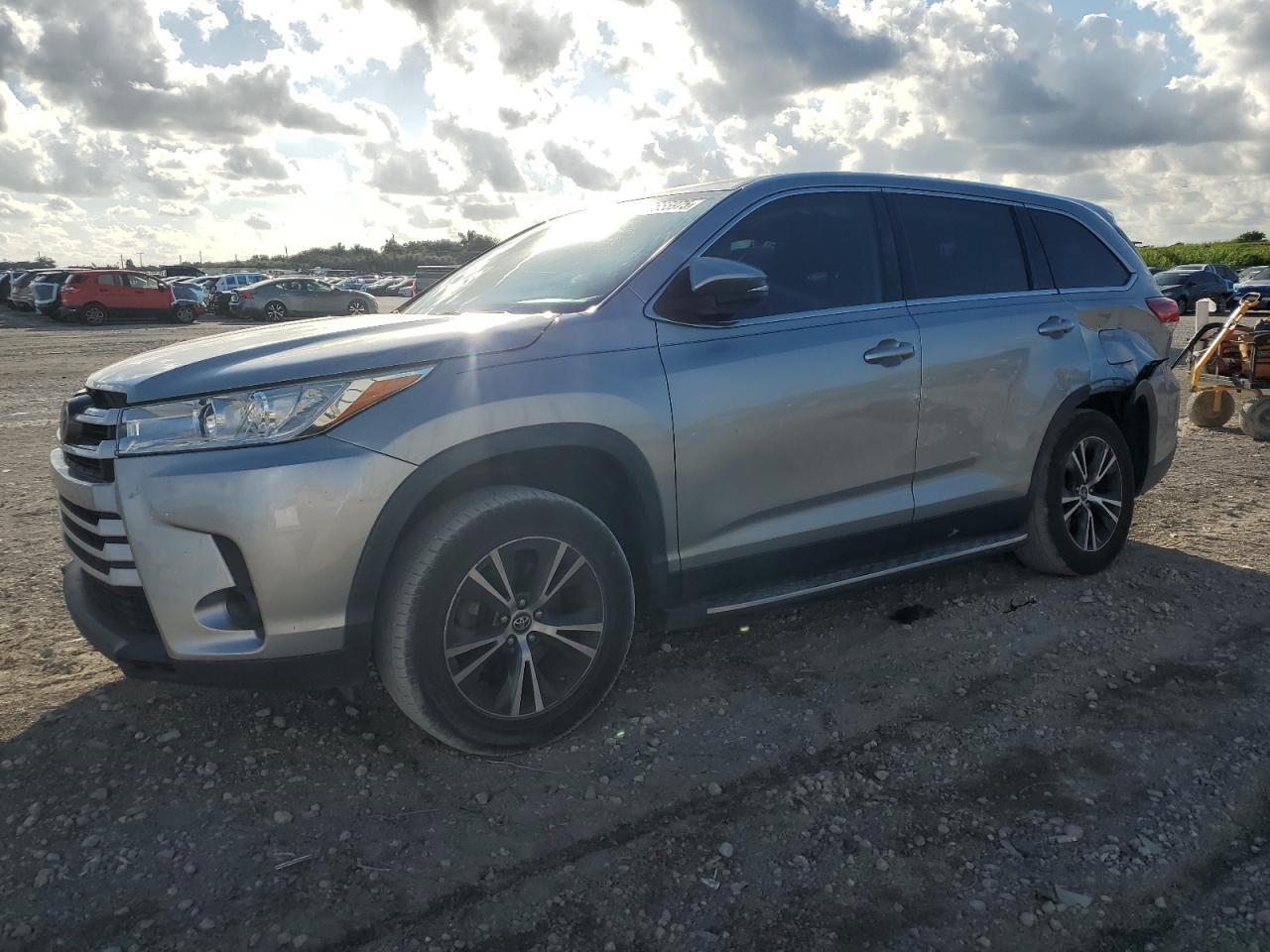 2019 Toyota Highlander, LE