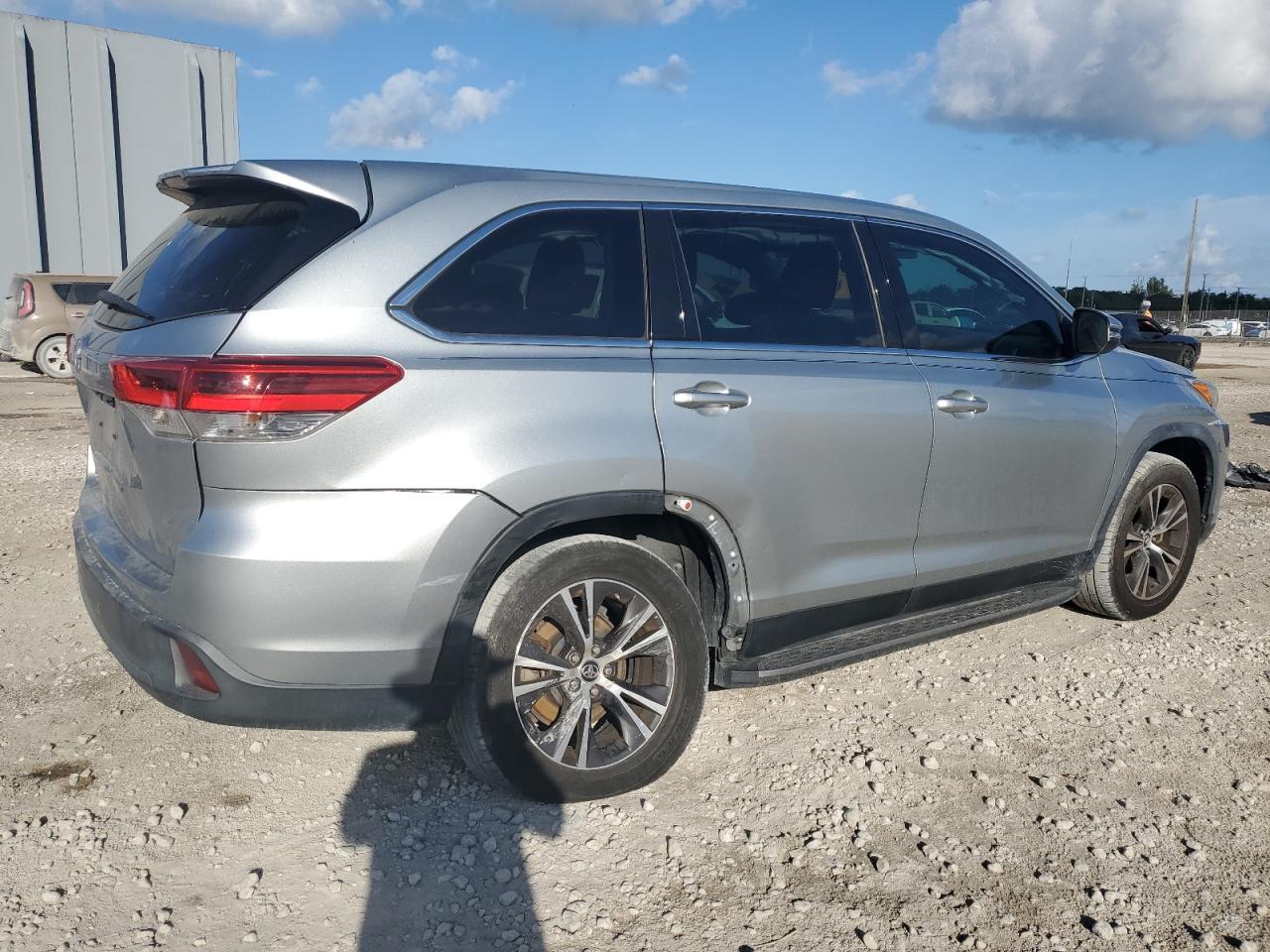 2019 Toyota Highlander, LE