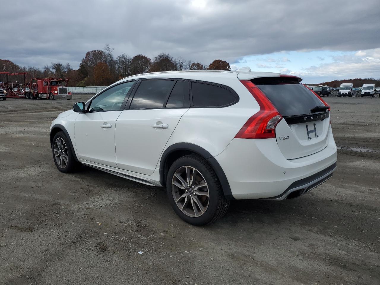 2015 Volvo V60, Premier
