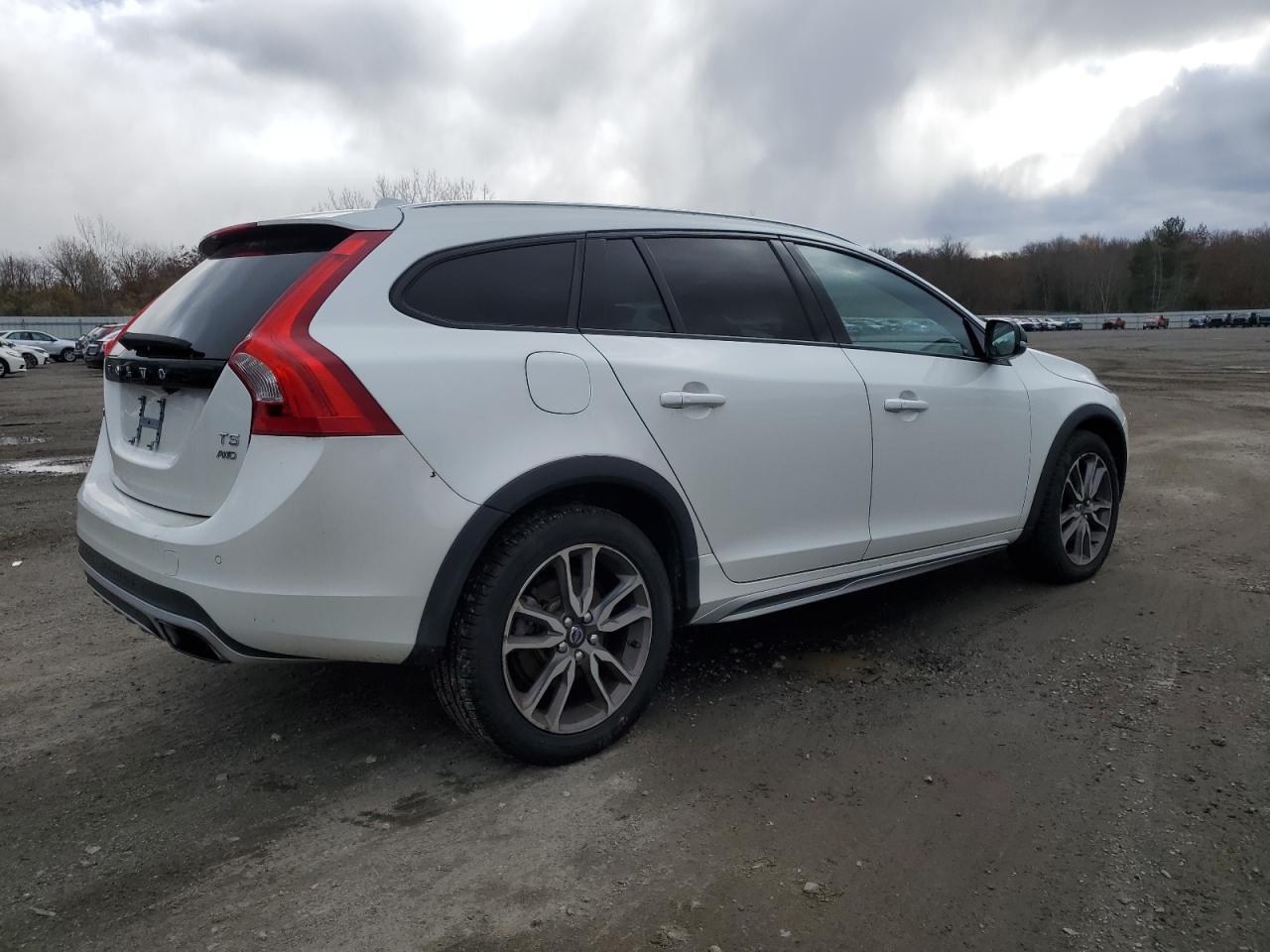 2015 Volvo V60, Premier