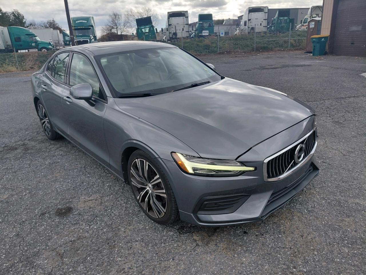 2020 Volvo S60, T6 Momentum