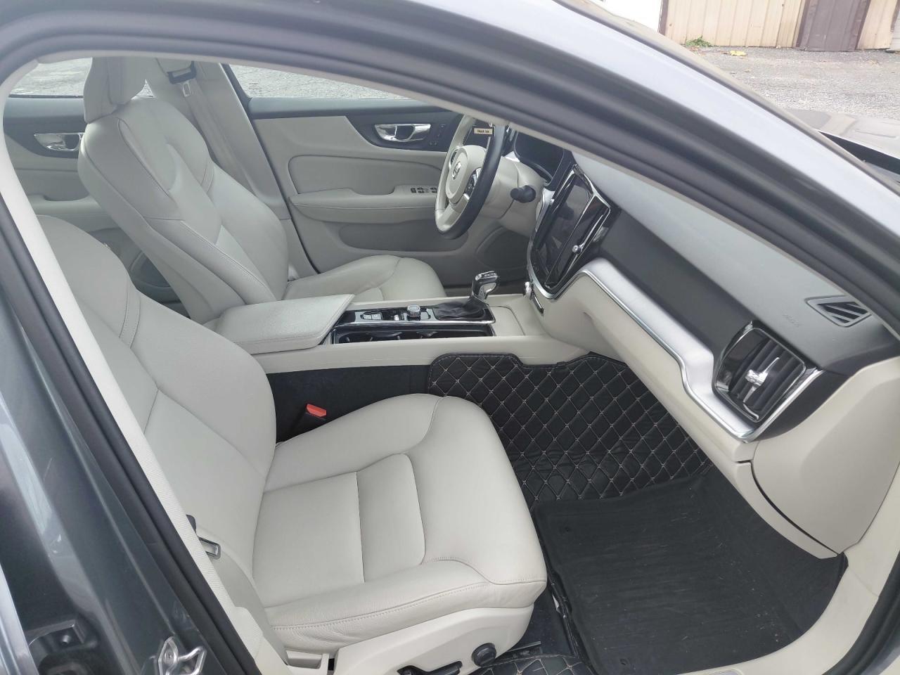 2020 Volvo S60, T6 Momentum