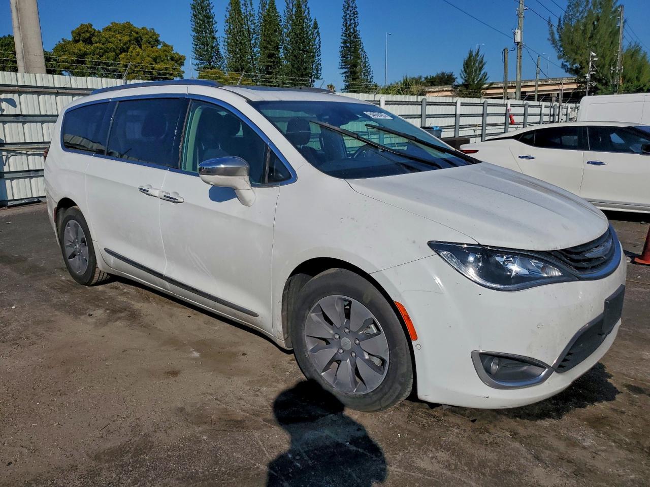 2018 Chrysler Pacifica, Hybri...
