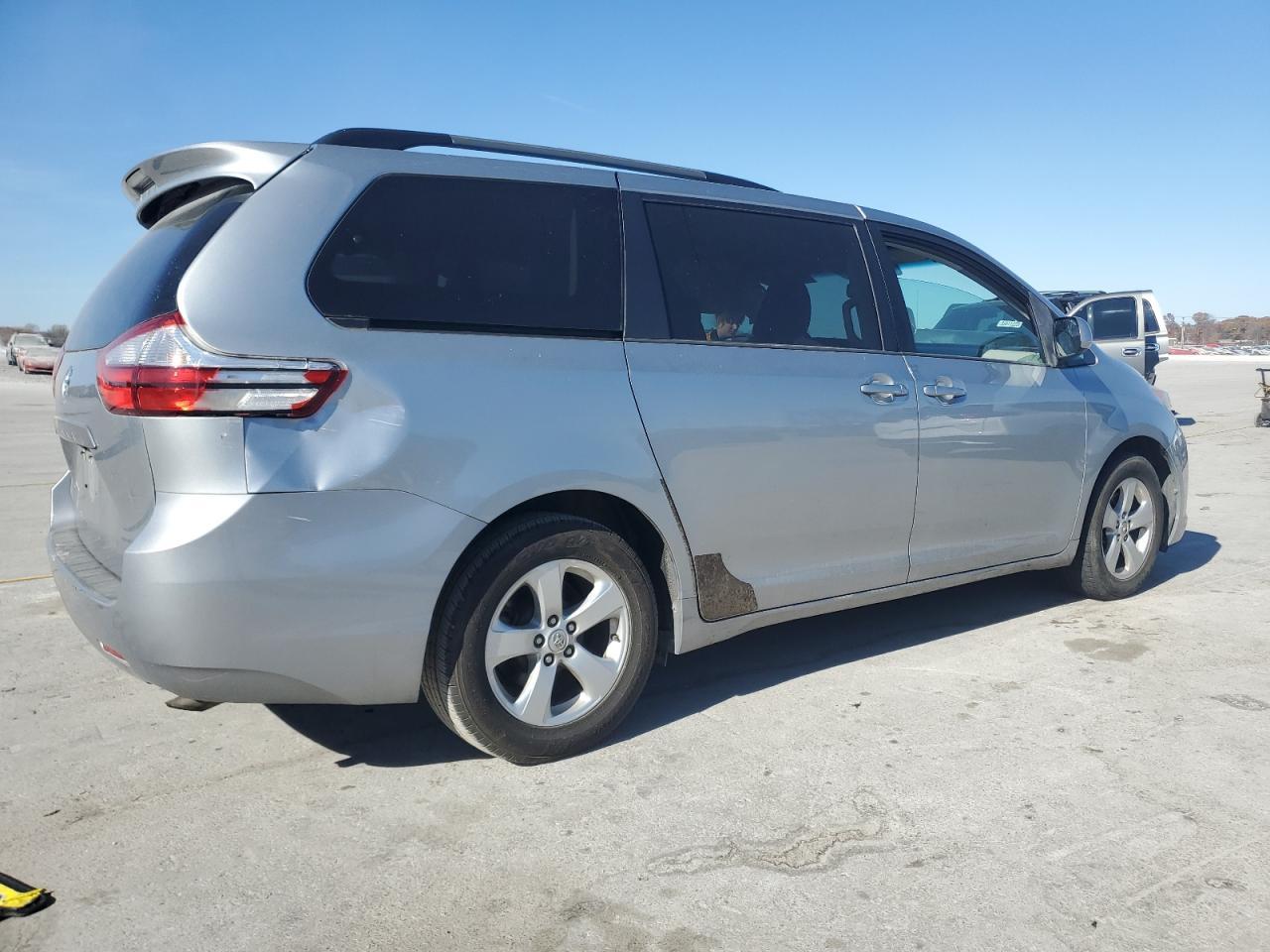 2016 Toyota Sienna, LE