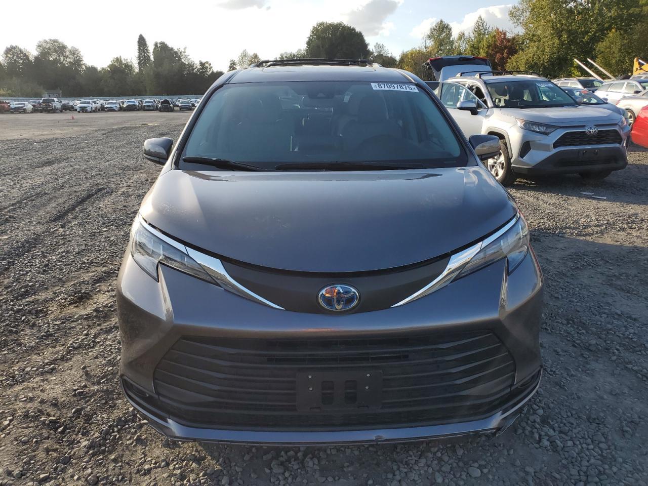 2023 Toyota Sienna, LE