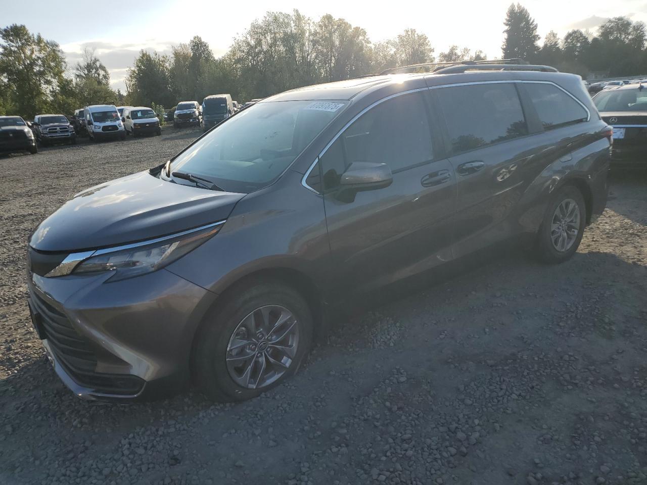 2023 Toyota Sienna, LE