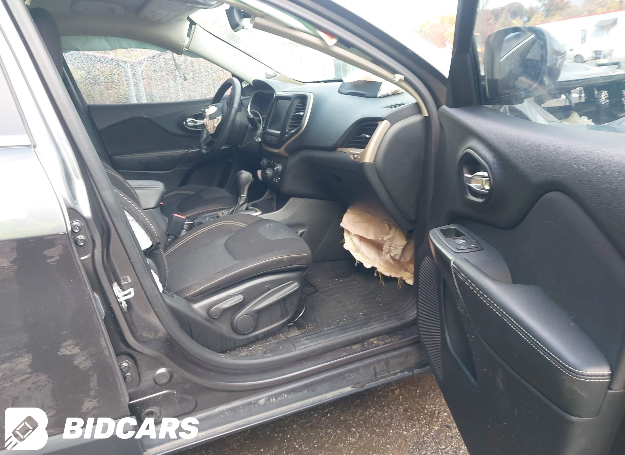 2016 Jeep Cherokee, Latitude