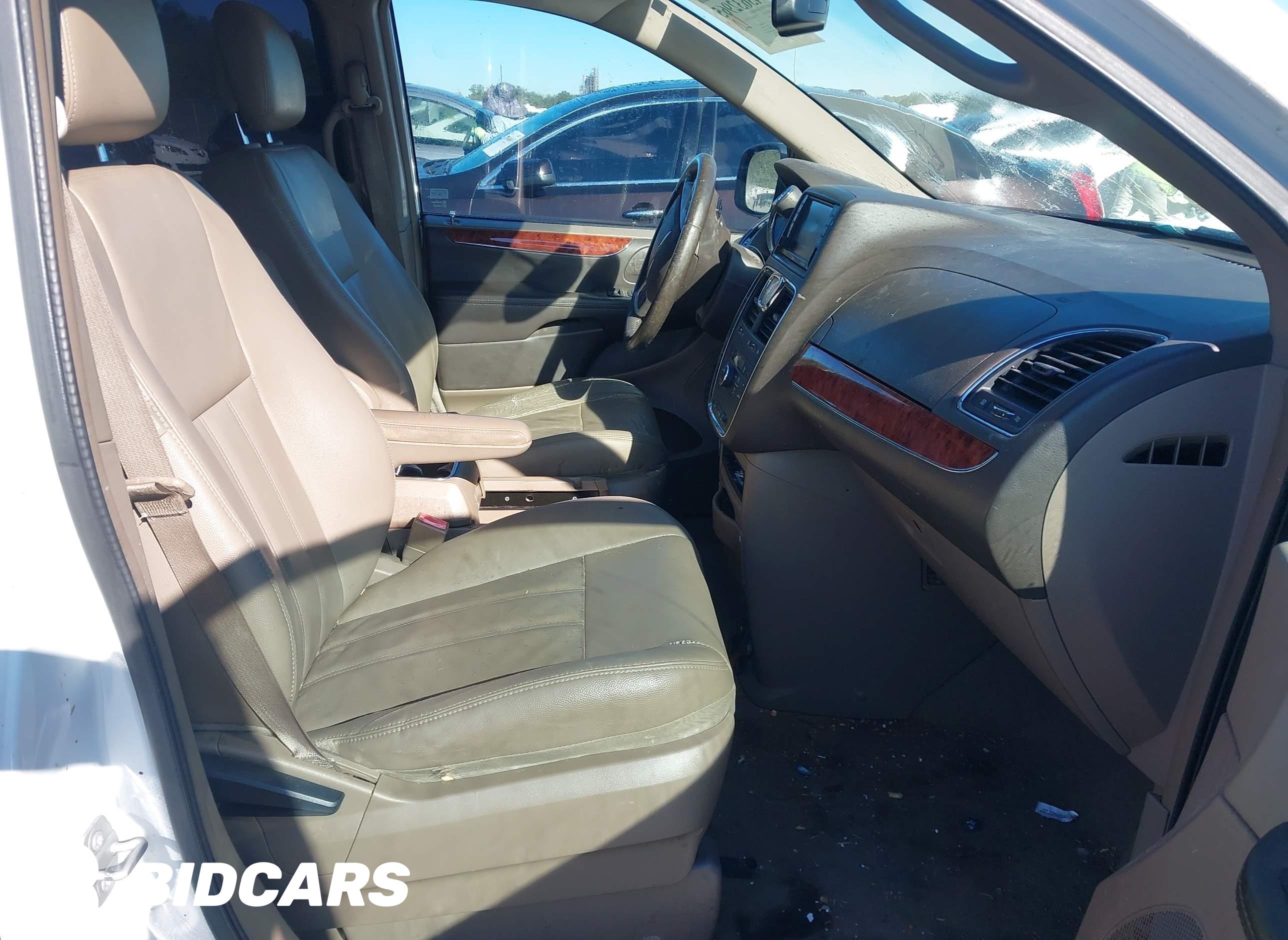 2016 Chrysler Town and Countr...