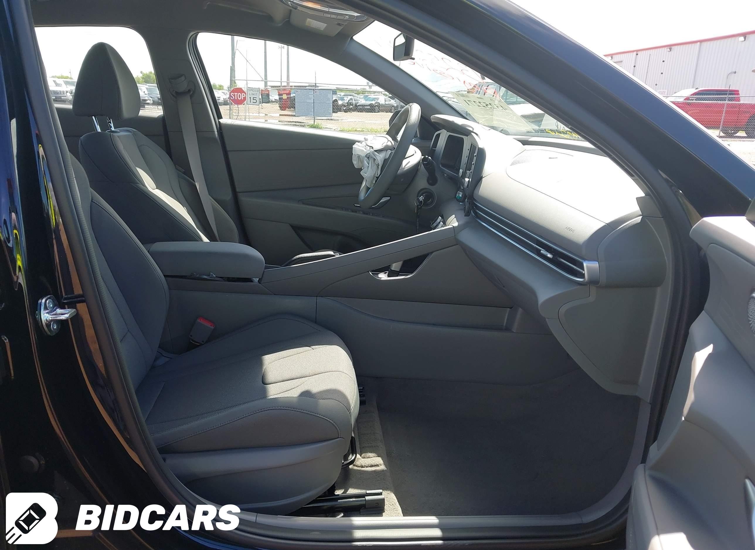 2025 Hyundai Elantra, SE