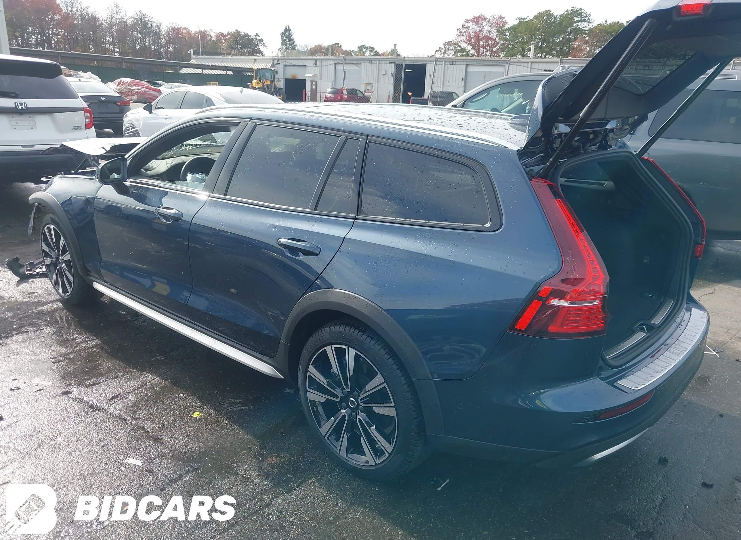 2025 Volvo V60, Cross Country...