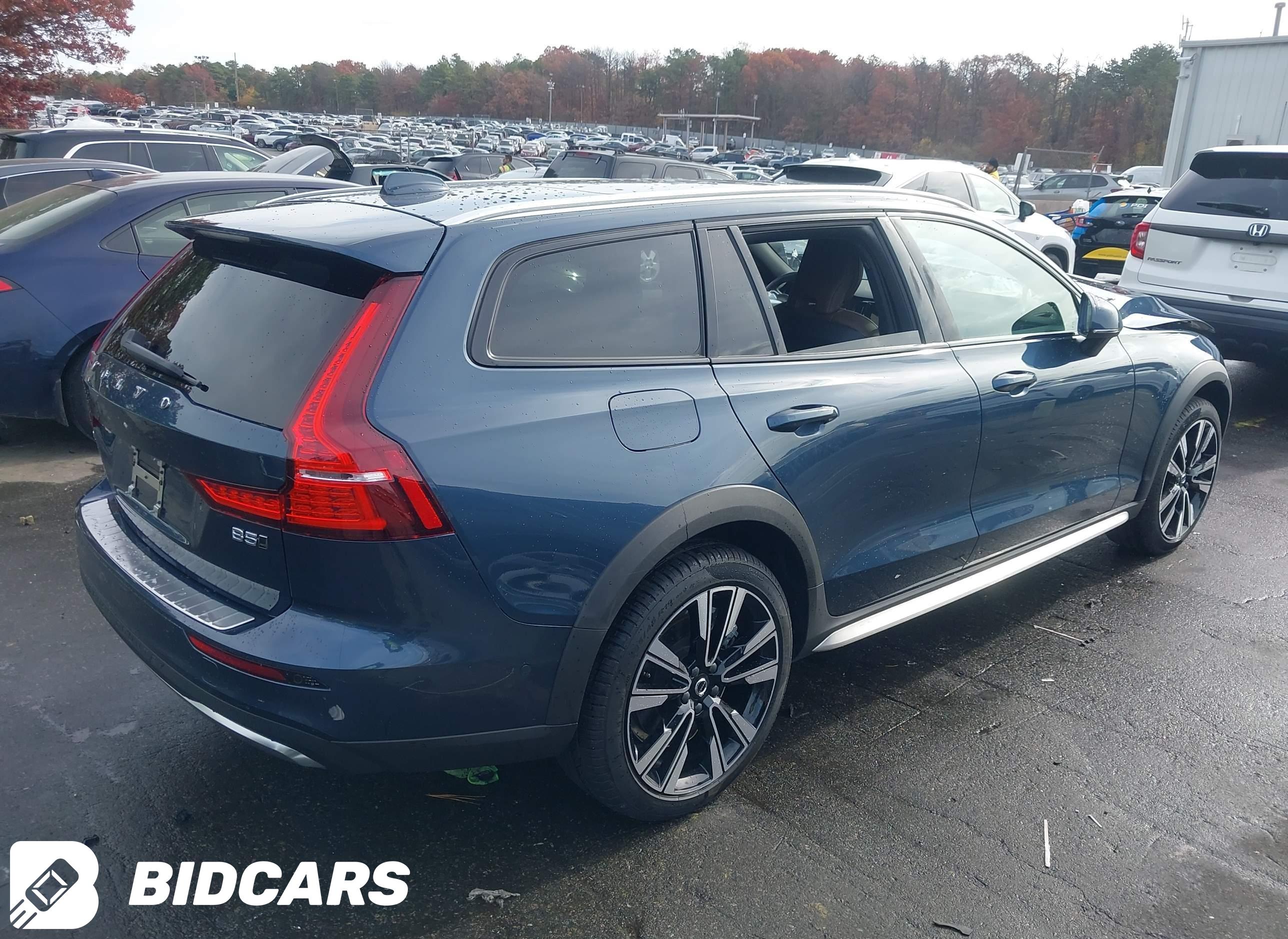 2025 Volvo V60, Cross Country...