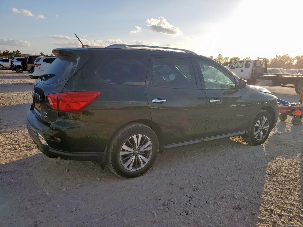 2018 Nissan Pathfinder, S