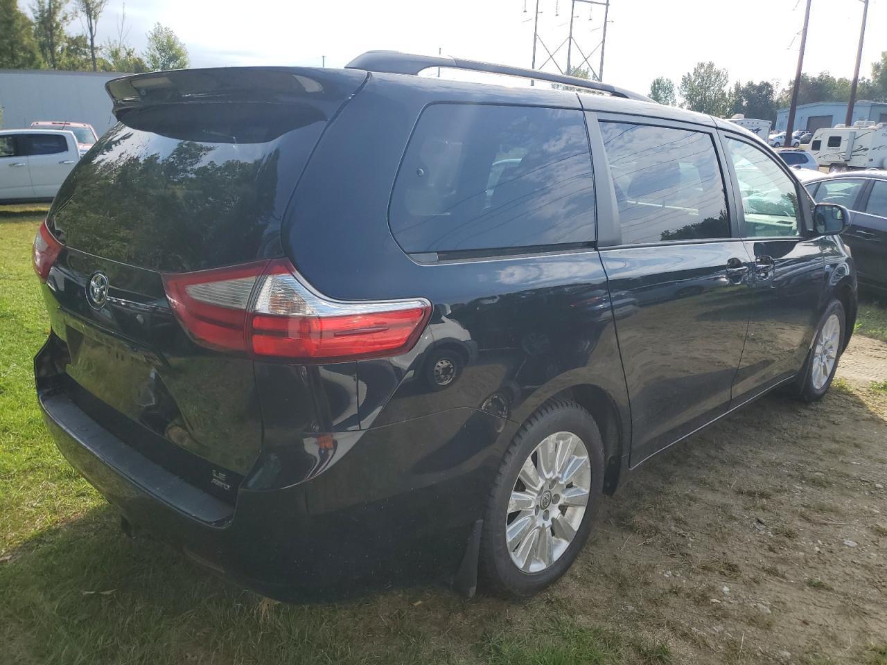 2016 Toyt Sienna, LE