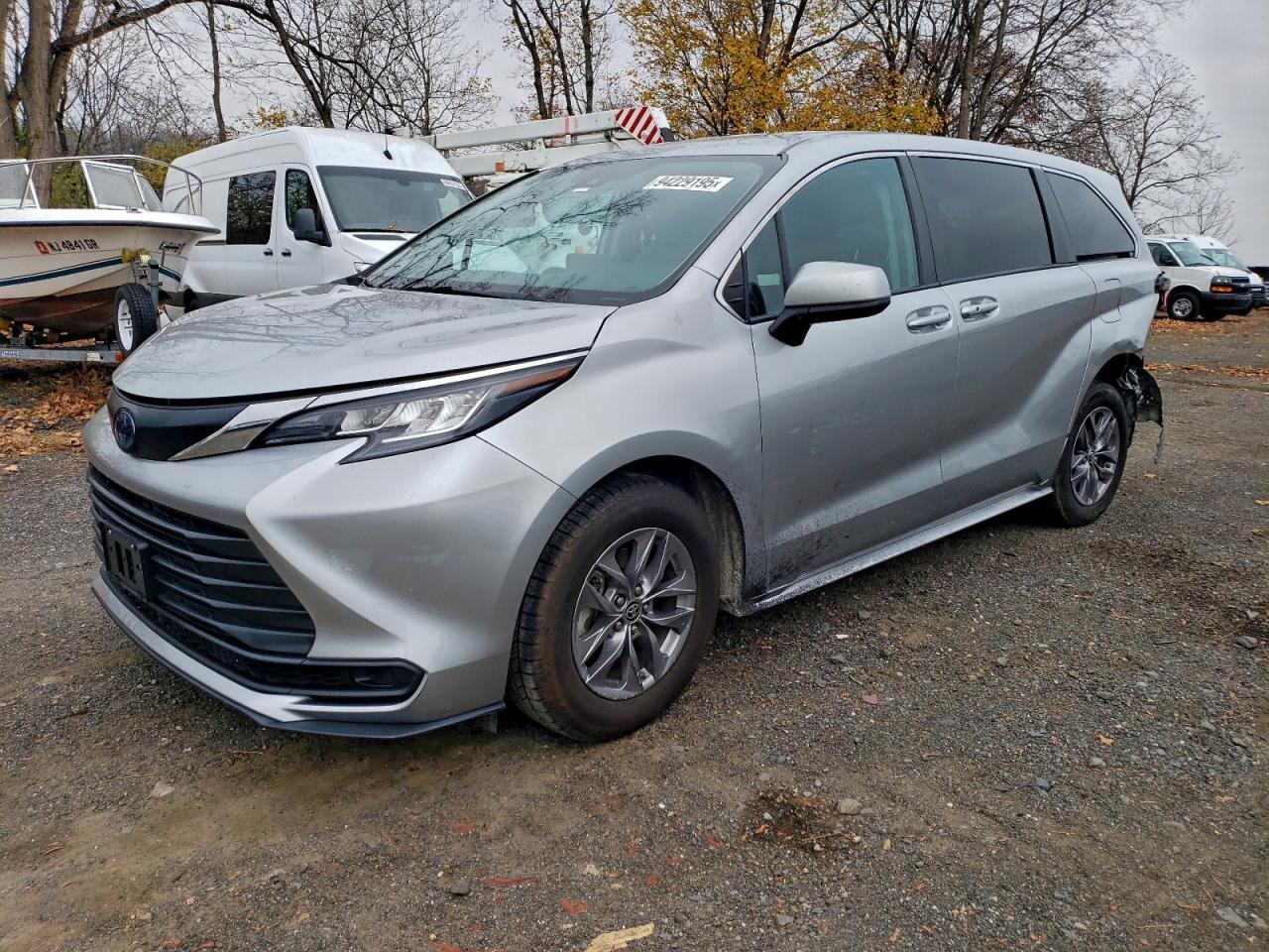 2023 Toyota Sienna, LE