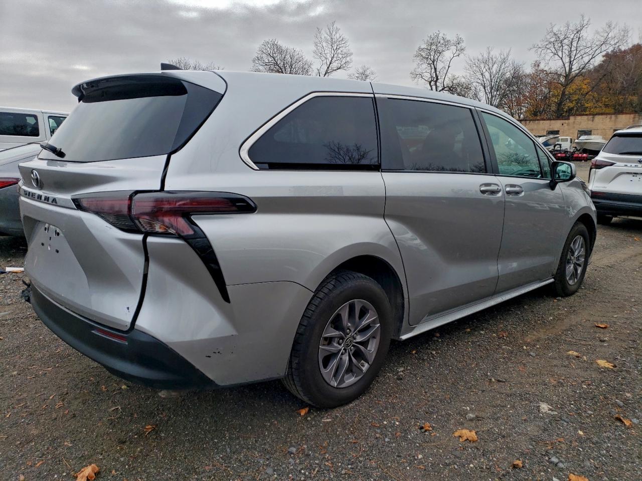 2023 Toyota Sienna, LE