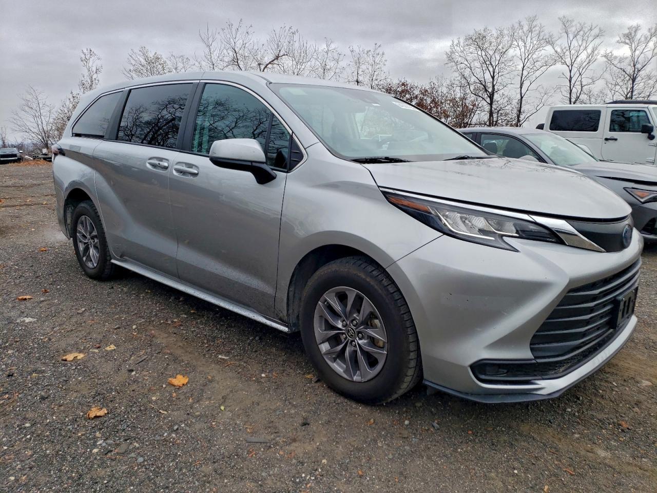 2023 Toyota Sienna, LE