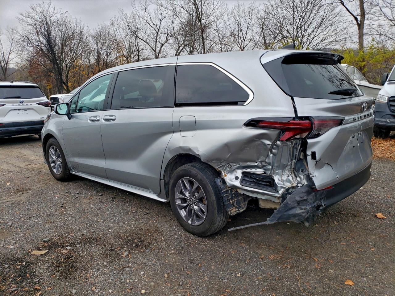 2023 Toyota Sienna, LE