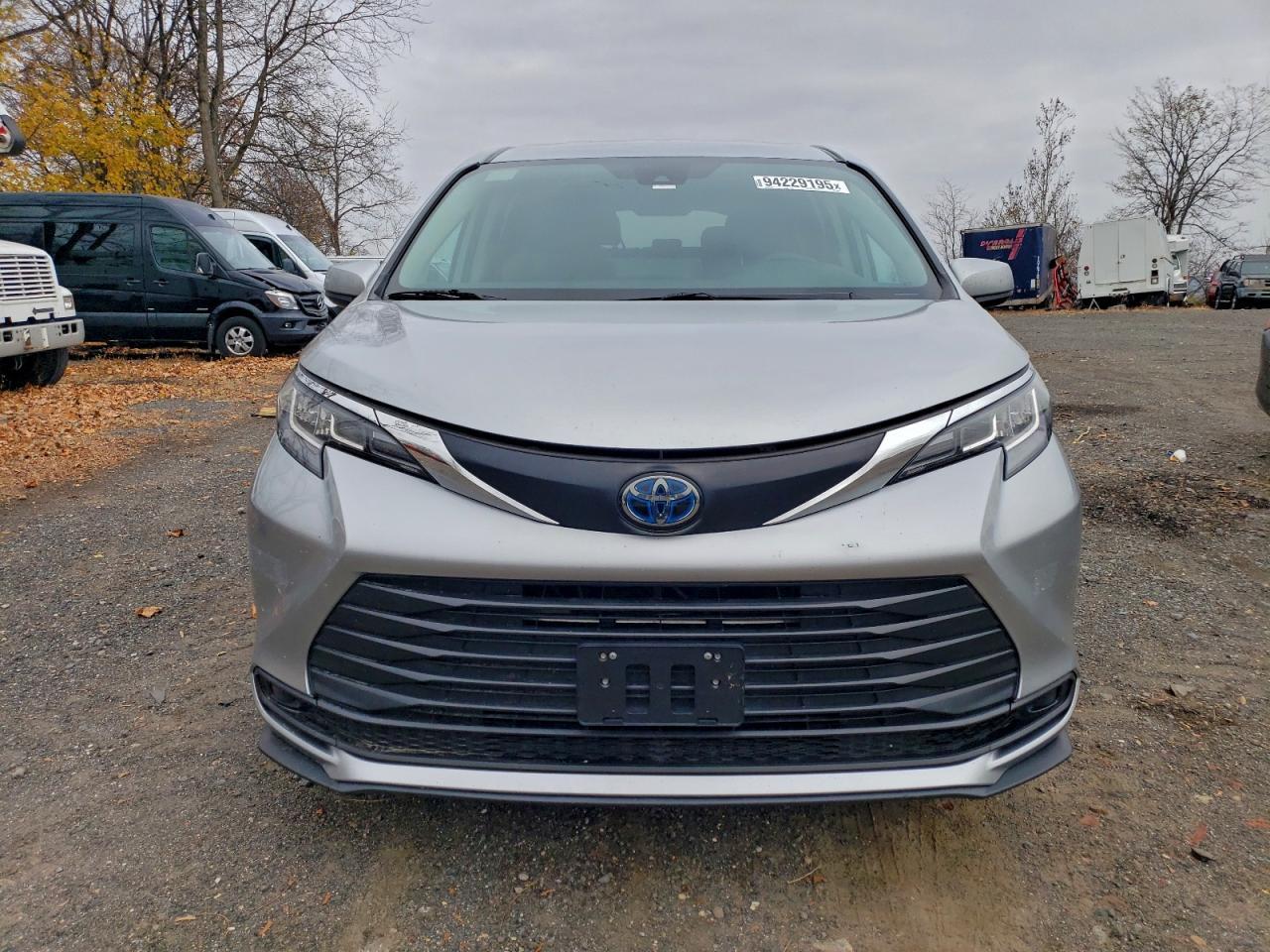 2023 Toyota Sienna, LE