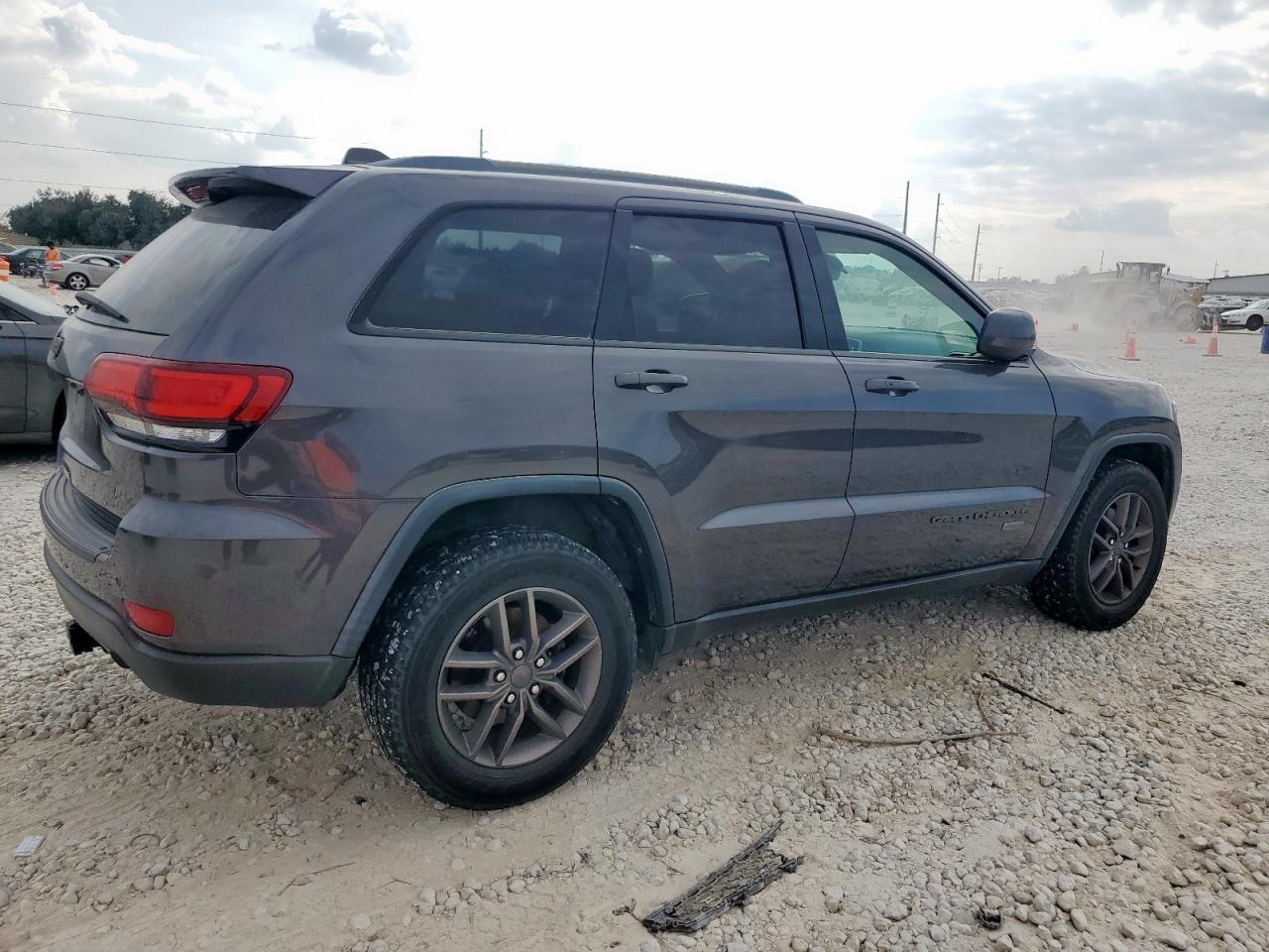2017 Jeep Grand Cherokee, Laredo