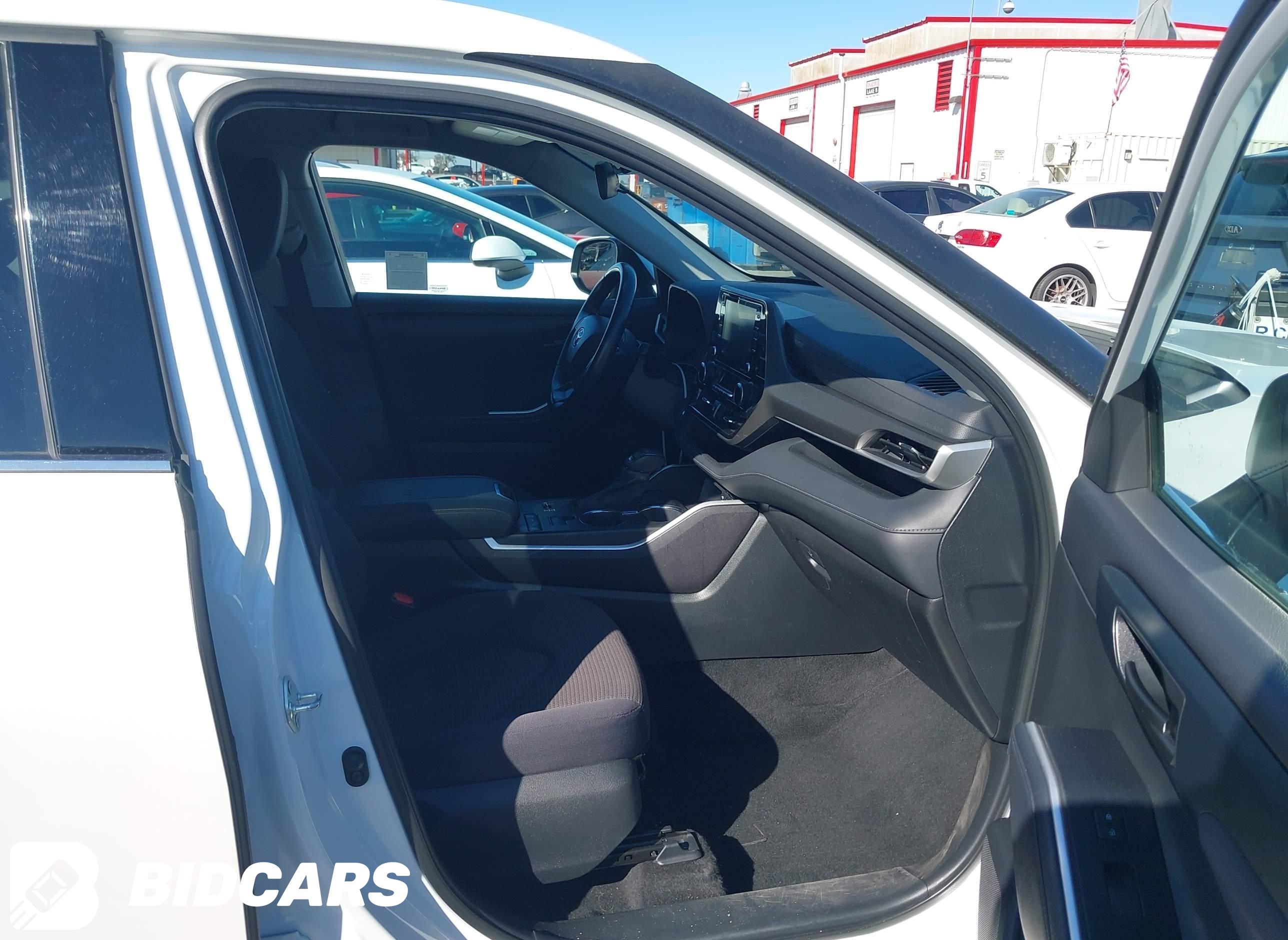 2022 Toyota Highlander, LE