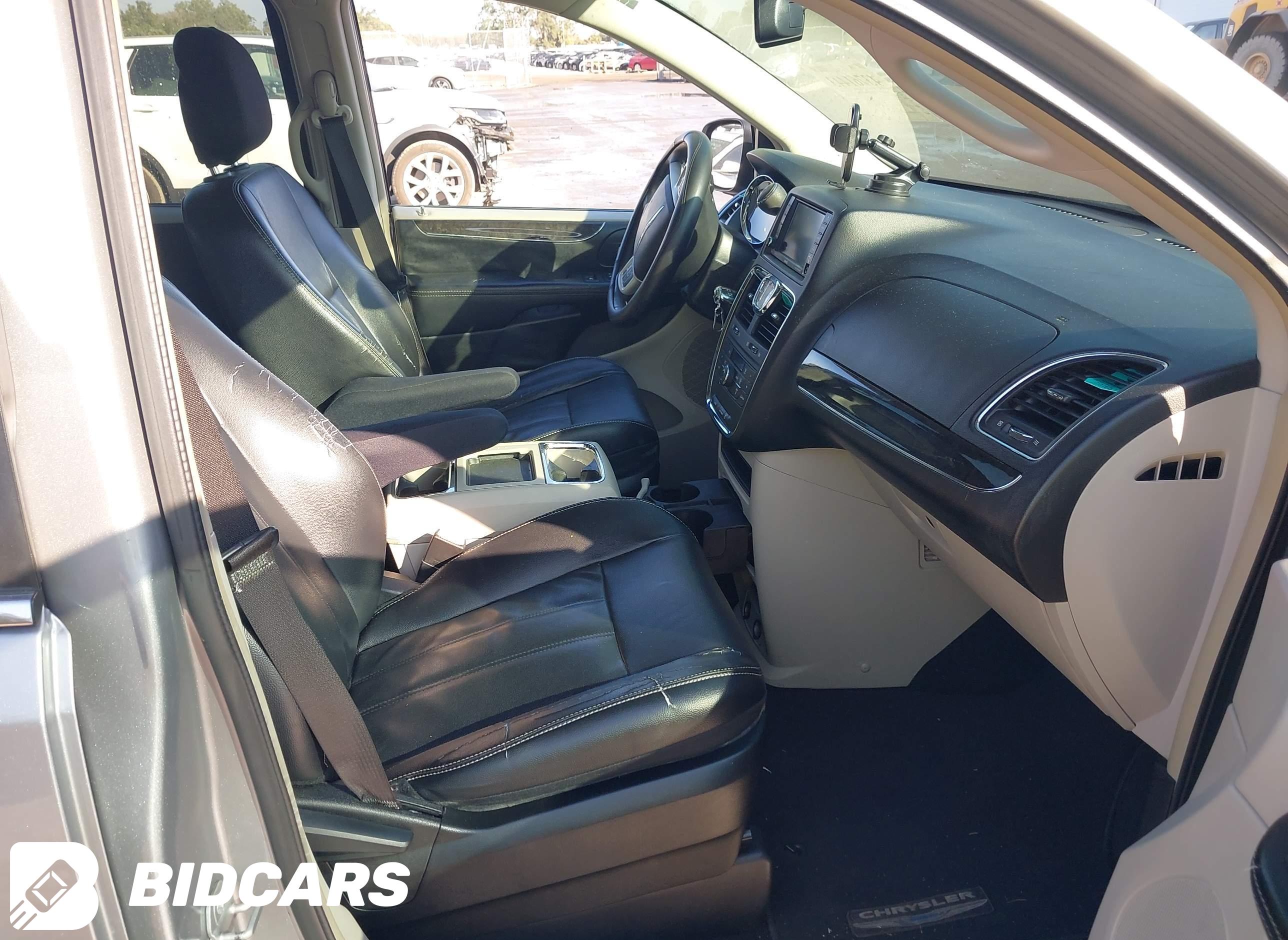 2015 Chrysler Town and Countr...