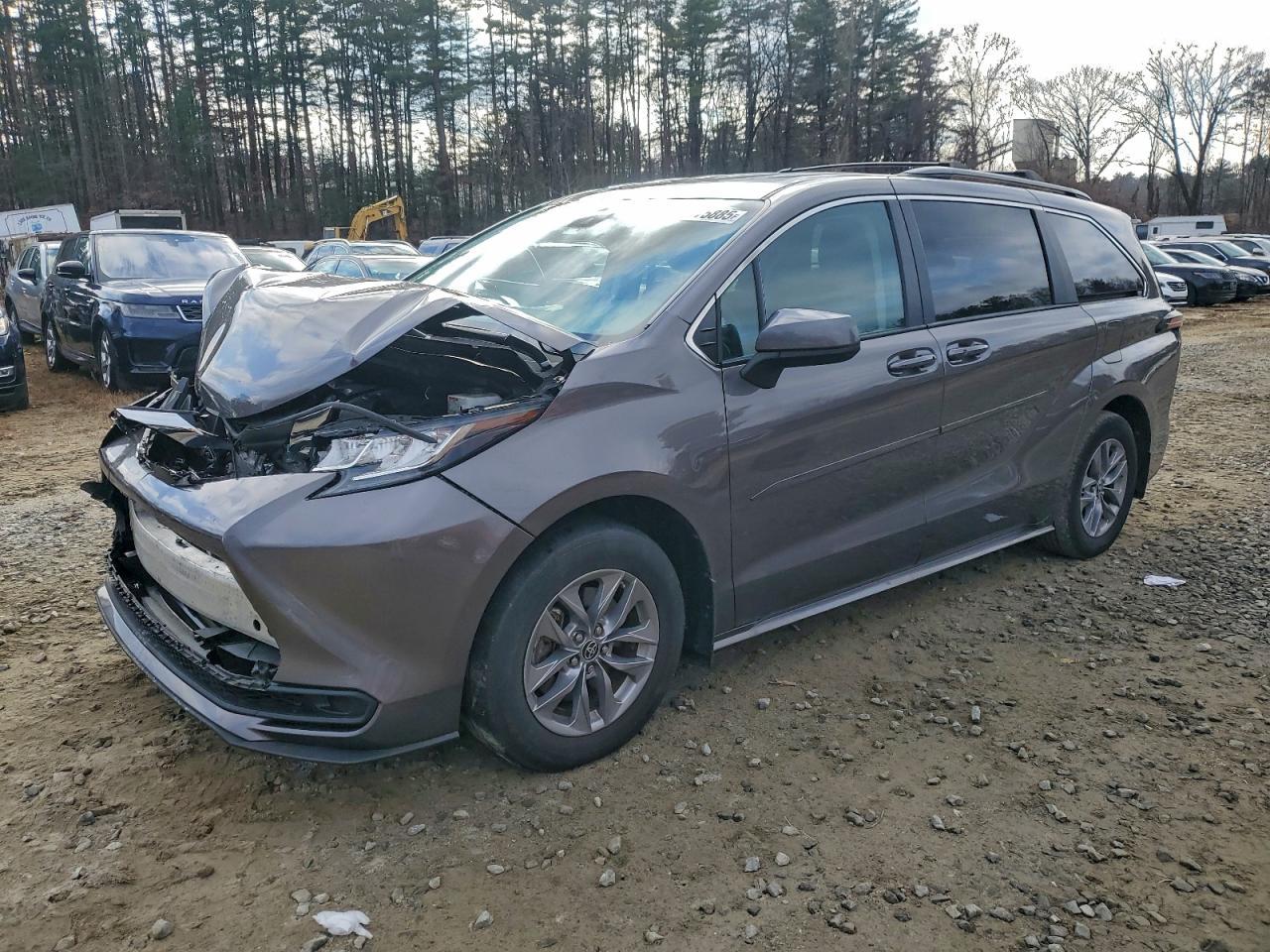 2023 Toyota Sienna, LE