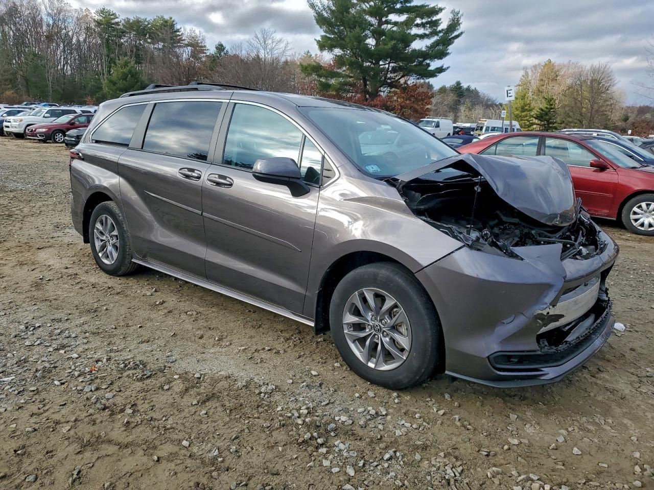 2023 Toyota Sienna, LE
