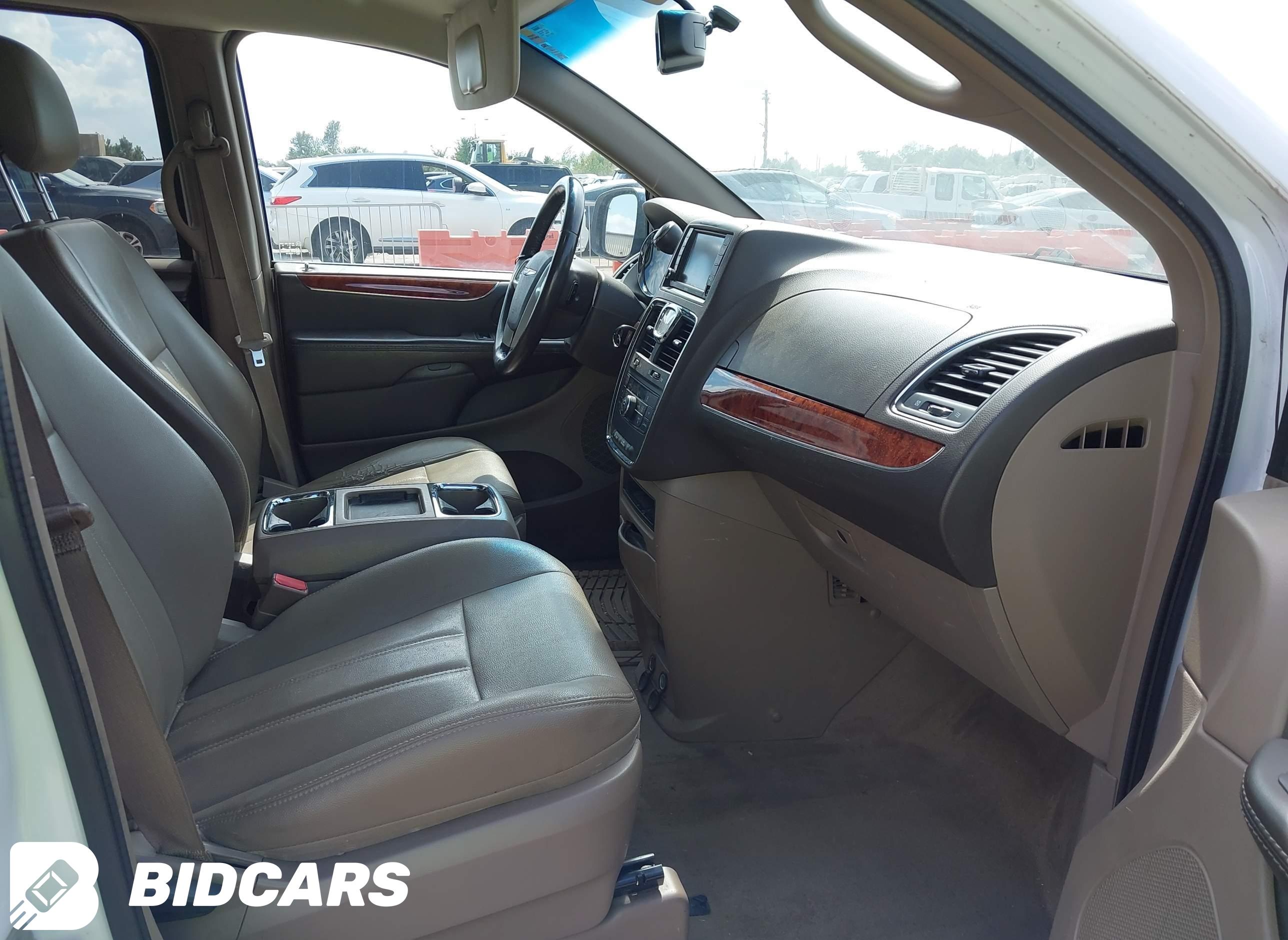 2016 Chrysler Town and Countr...