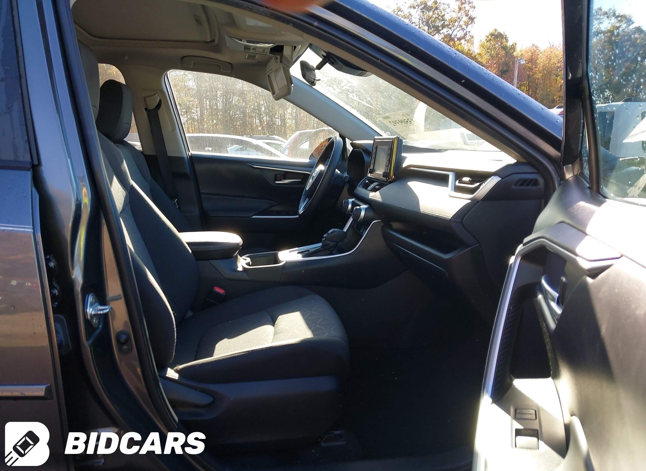 2022 Toyota RAV4, Xle