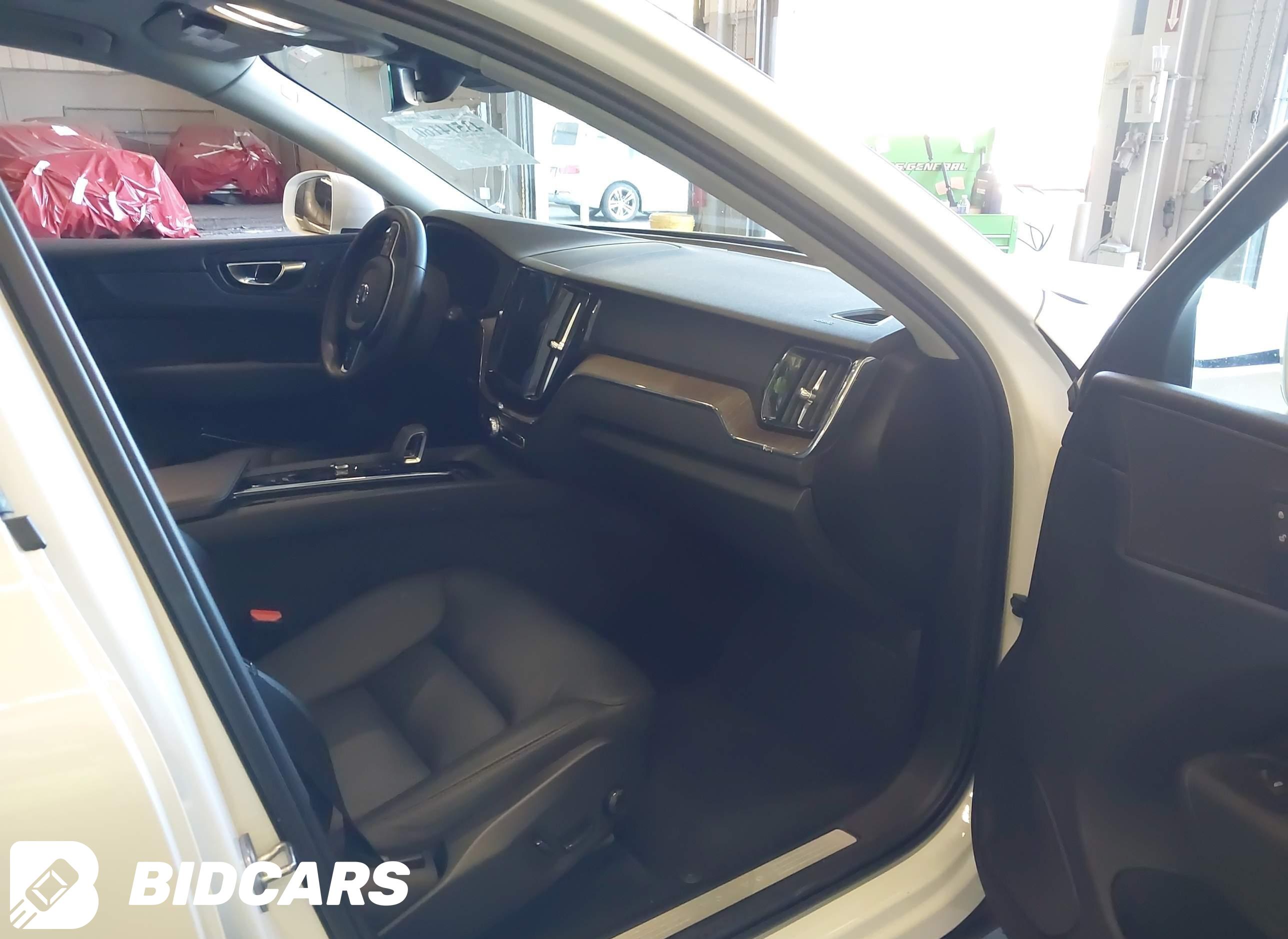 2022 Volvo XC60, B5 Momentum