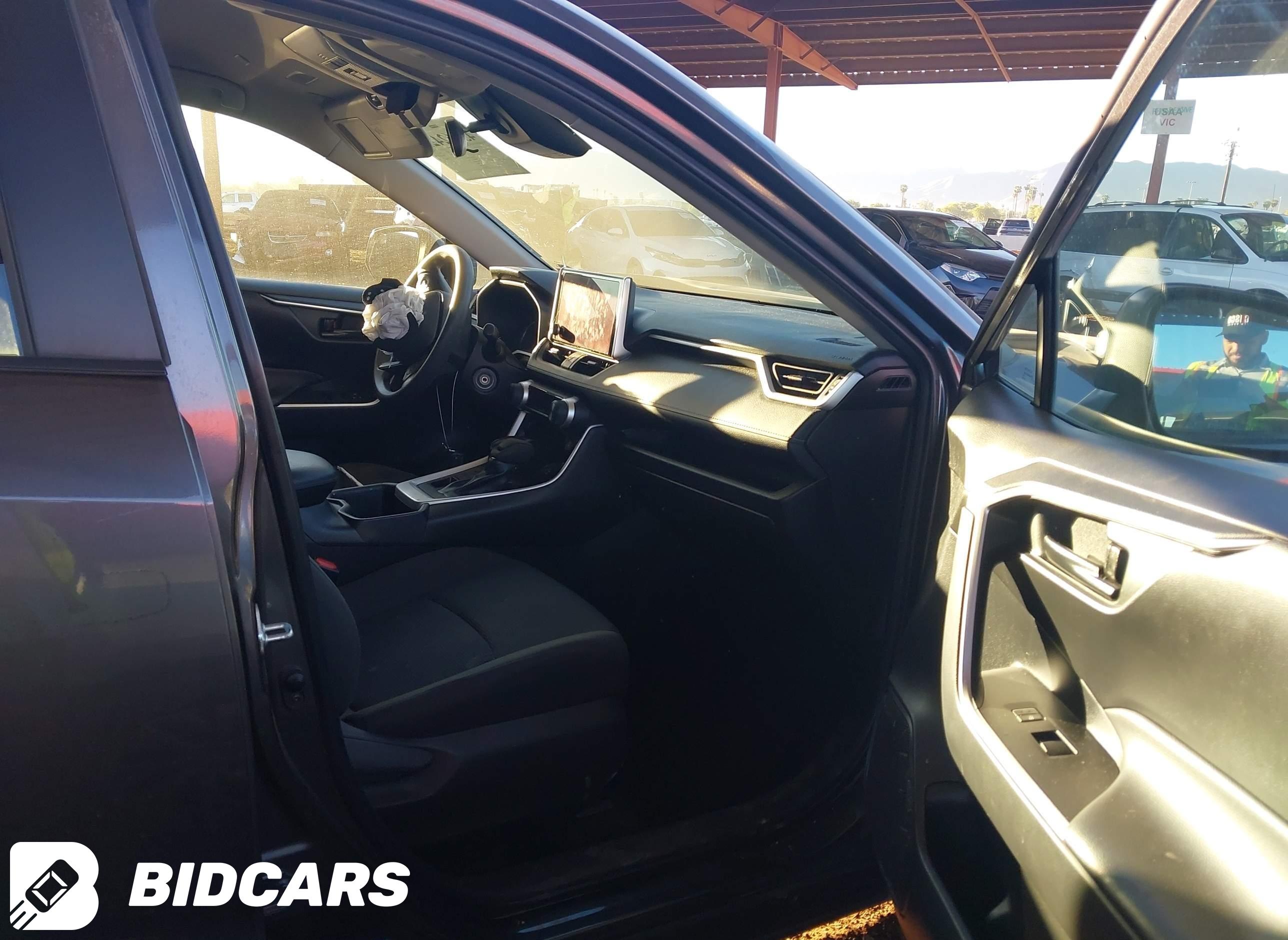 2023 Toyota RAV4, LE