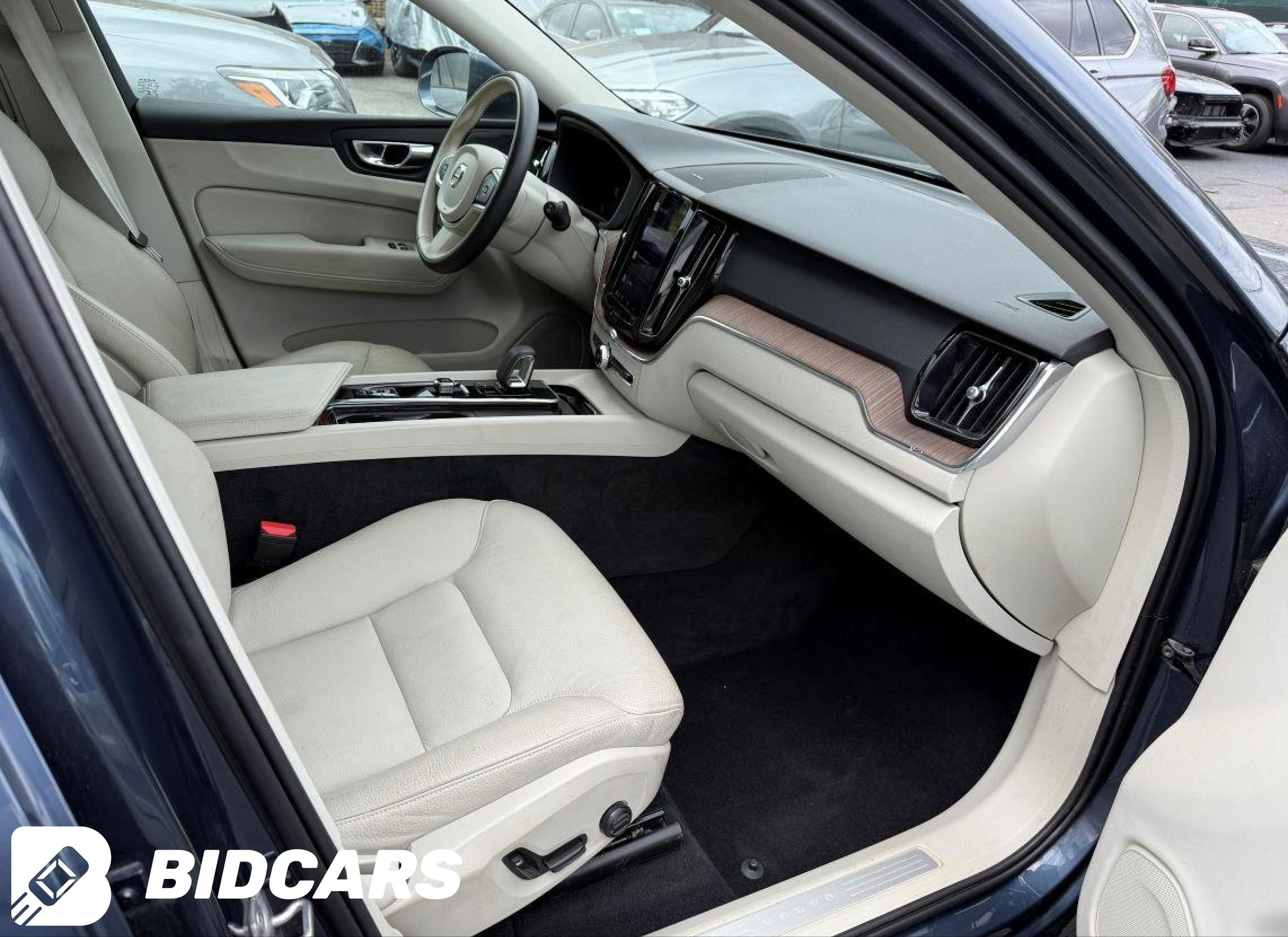 2022 Volvo XC60, B5 Momentum