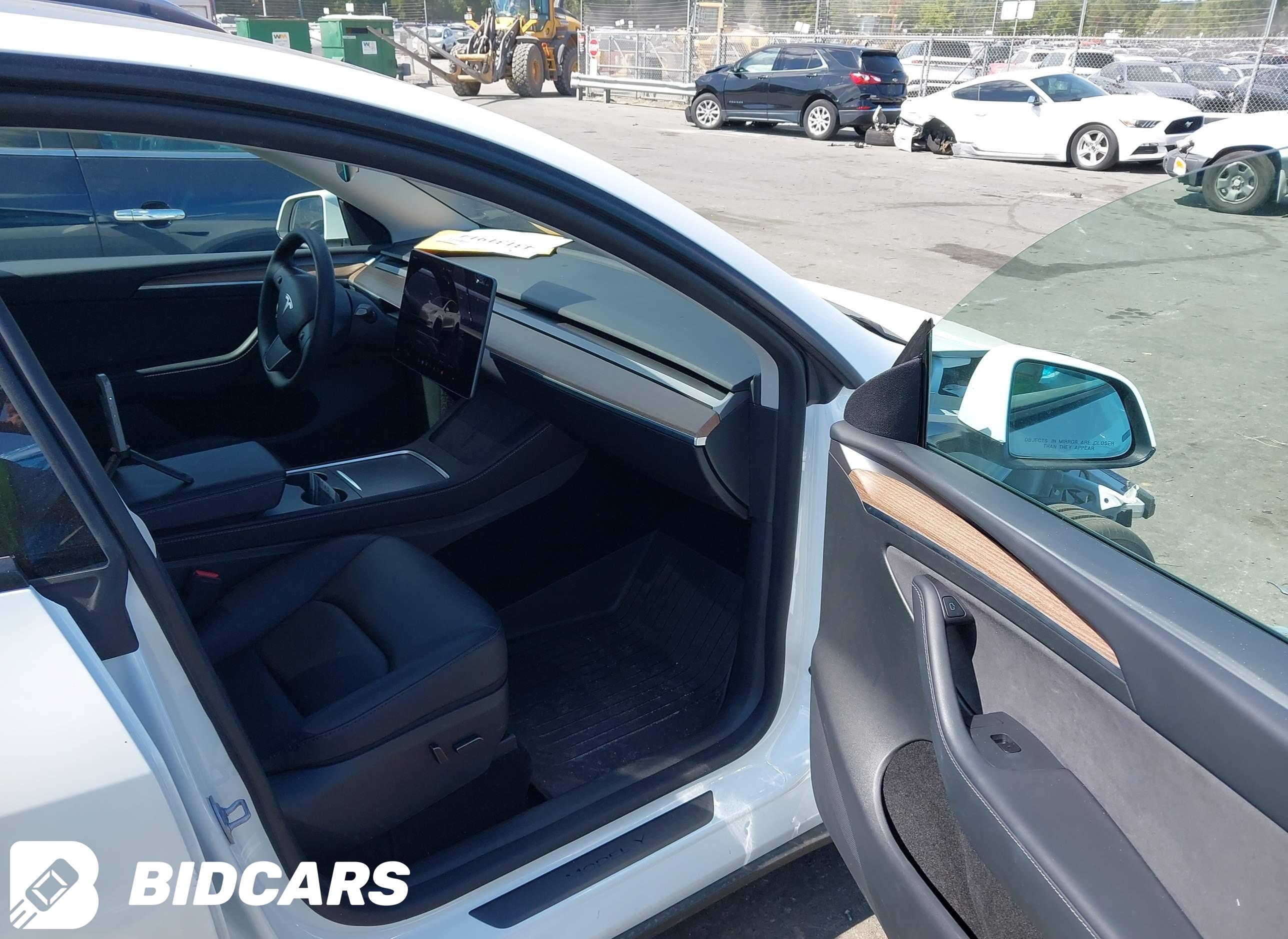 2025 Tesla Model Y, Performan...