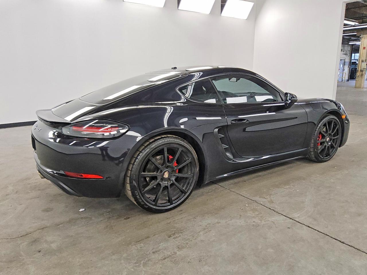 2022 Porsche Cayman, Base