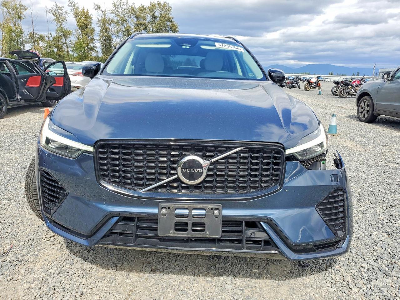 2025 Volvo XC60, Core